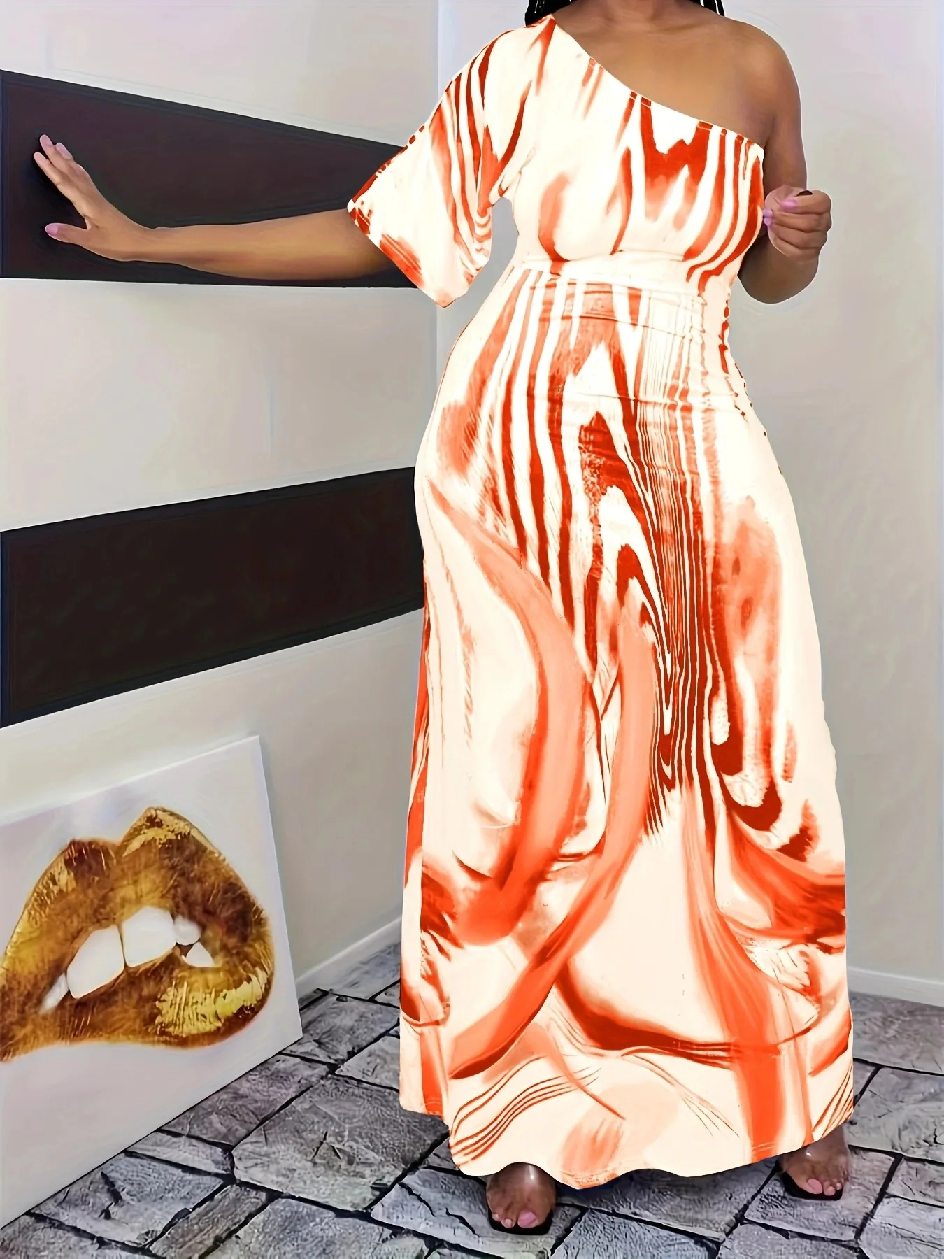 Großes Sommerkleid mit einem Ärmel, schrägem Schulterausschnitt und abstraktem Kunstmuster, figurbetontes und hüftumschmeichelndes langes Kleid. – Detail 4
