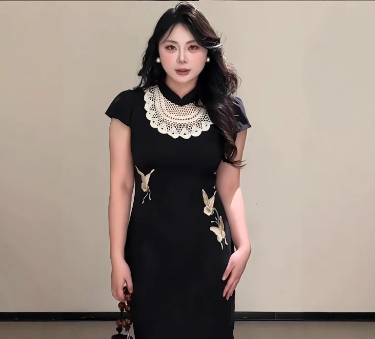 فستان شيونغسام نسائي صيني جديد مقاس كبير بياقة واقفة ومطرز موضة الصيف بخصر عالٍ فساتين أنيقة ضيقة للولائم