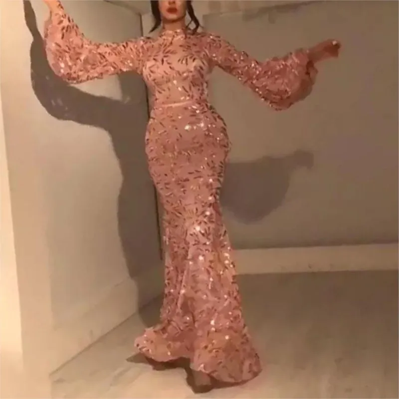 

New petal-shaped grand banquet dress adorned with gold