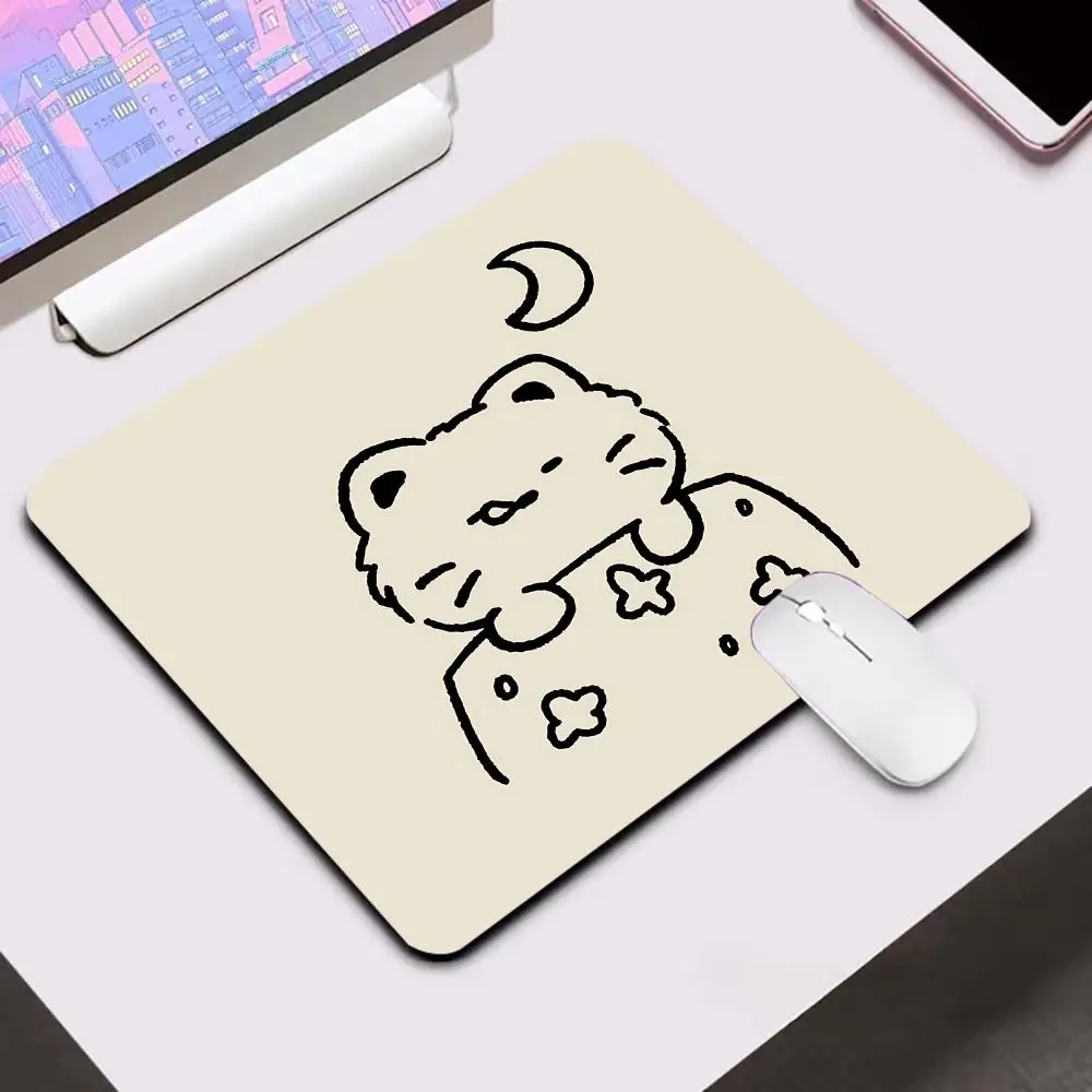 

Маленький коврик для мыши с милой кошкой, настольный коврик, нескользящий, прочный, с прошитыми краями, офисные аксессуары, игровой коврик для мыши в стиле аниме, офисный коврик