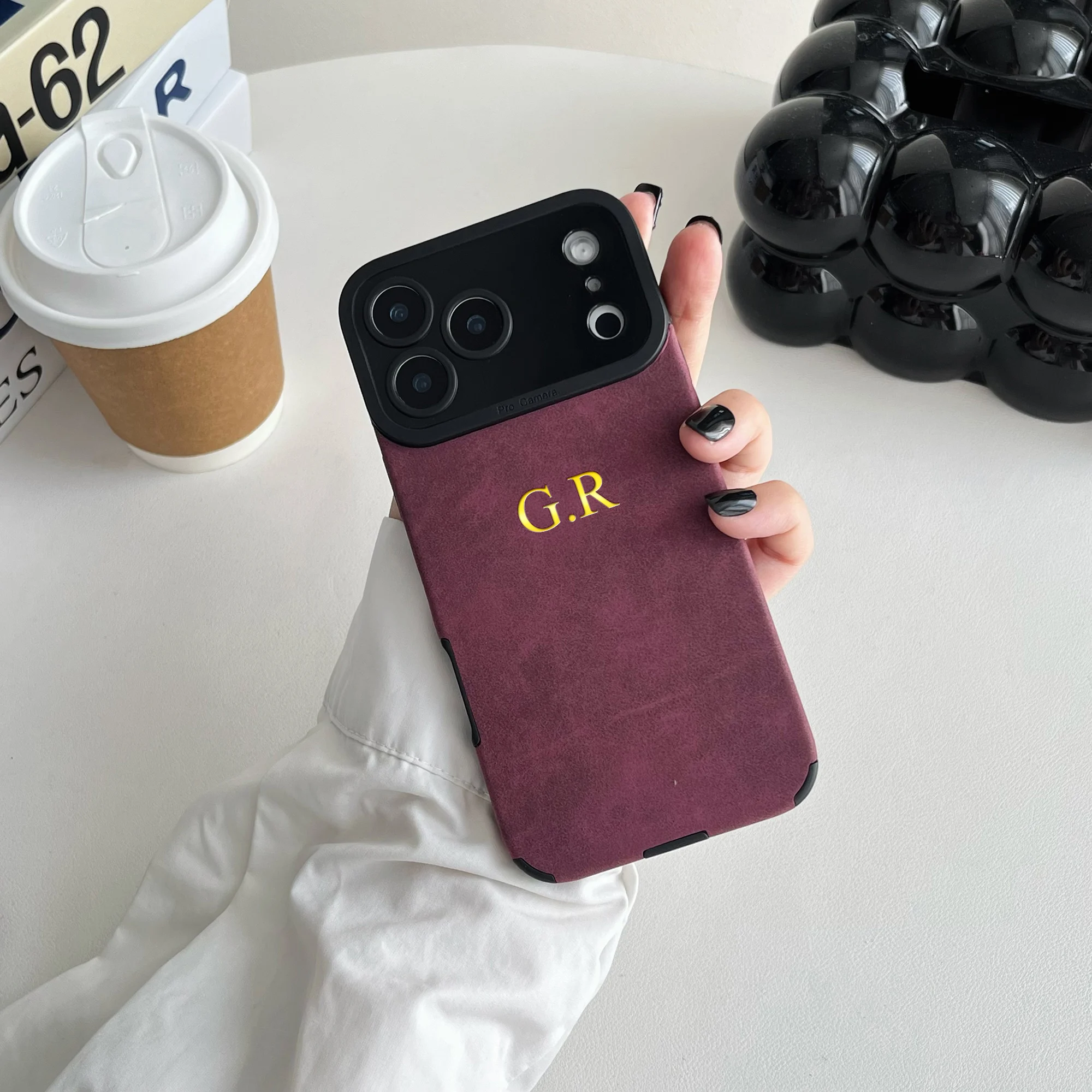 Personalisierte, individuell gestaltete 3D-Heißgoldfolien-gravierte Wildleder-Kunstlederhülle für iPhone 17 16 15 14 13 12 11 Pro Max Plus Air