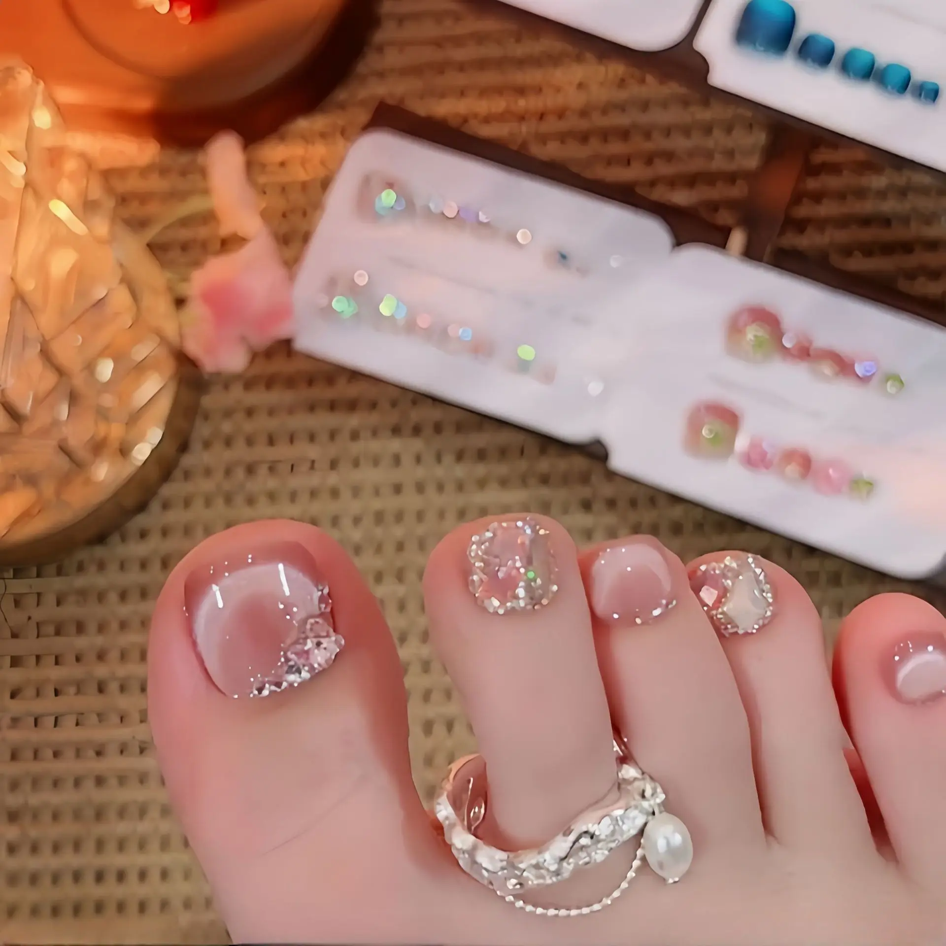 手作りのキャットアイネイルストリップ-白く輝くキラキラ輝く装着可能なネイル＆フットネイルアート-最新トレンドで人気のインターネットビューティー