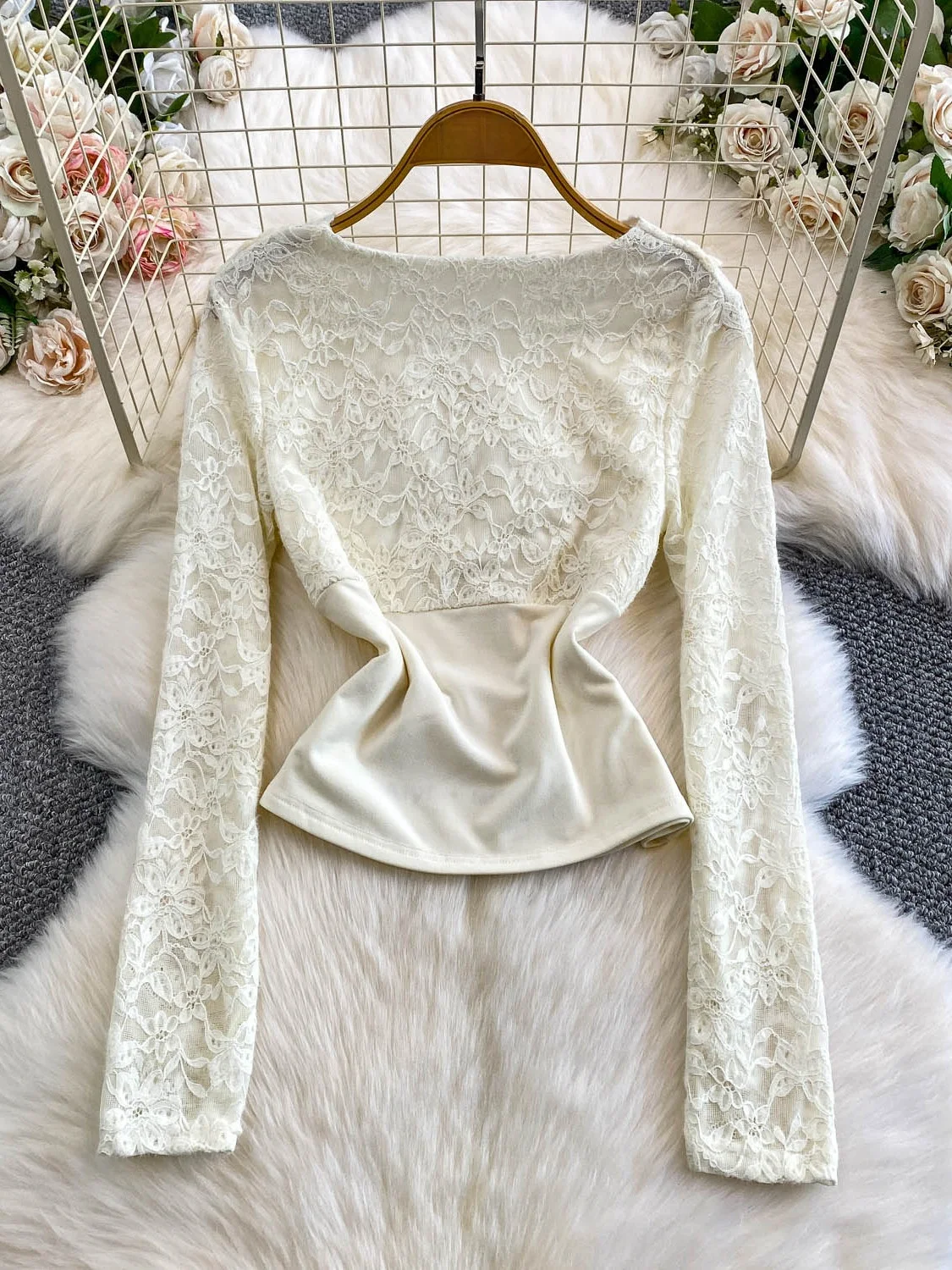 Seksowny koronkowy top z dekoltem w serek, łączony, damski, jesienno-zimowy, osobowość, bazowy top, modny, długi, oddychający.