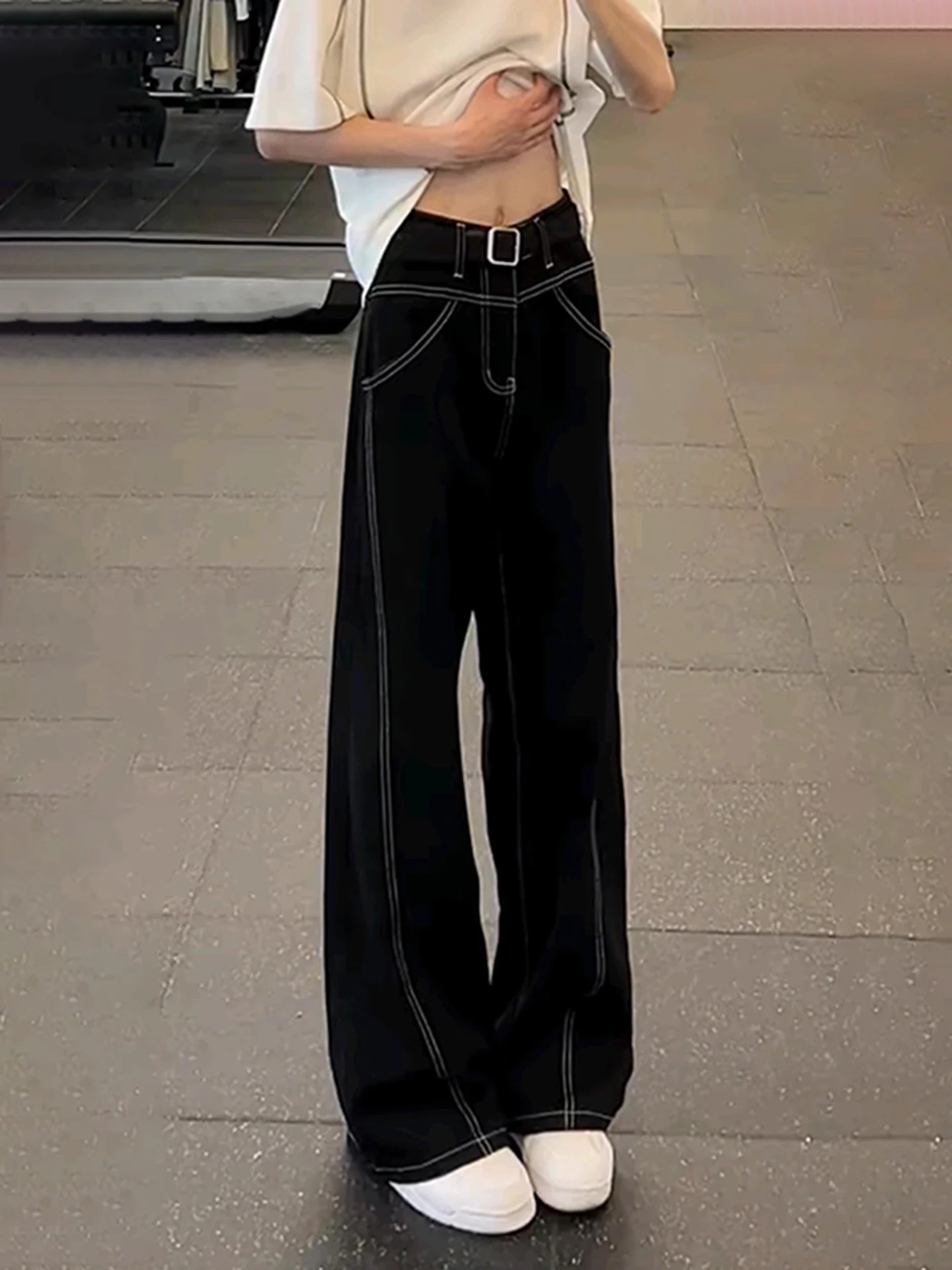 

Мужские джинсы American Sle Cleanfit: осенние, с небольшим дизайнерским акцентом, прямые, с легким расклешением, в стиле micro-flared.