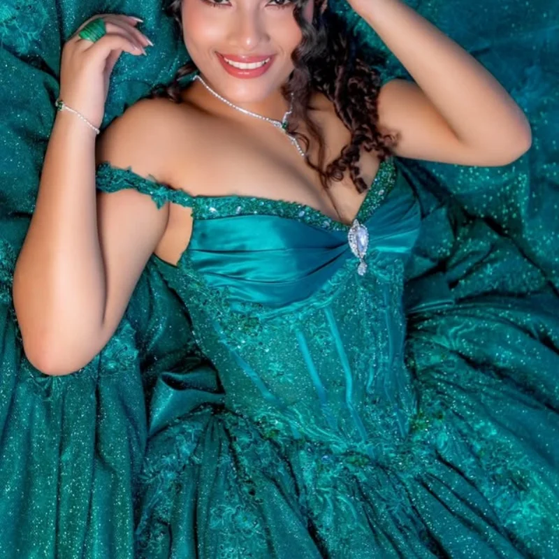 فستان Quinceanera باللون الأخضر الداكن اللامع مع قلادة كريستالية ترتر وذيل طويل وفيونكة فيستدوس دي 15 Quinceanera تخصيص #3