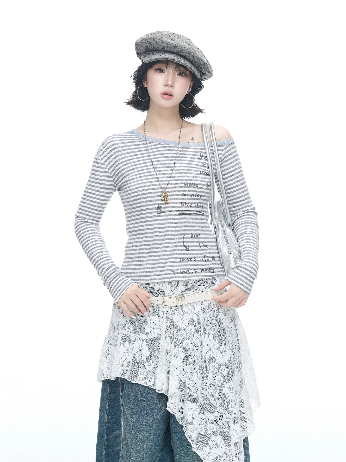 

Женская футболка с асимметричным вырезом на плече, принтом в стиле американского граффити, в полоску, с длинным рукавом, облегающая, осенняя новинка