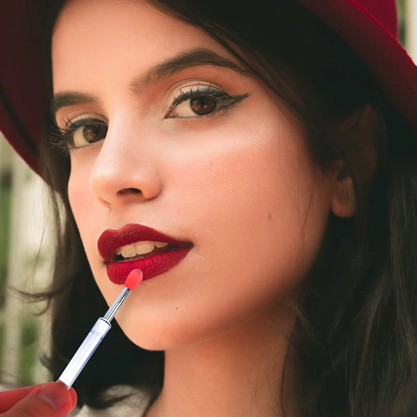 Zestaw 6 szt. silikonowych pędzelków do ust, zapobiegających wnikaniu pyłu, z delikatnymi główkami do aplikacji błyszczyka, szminki, cieni do powiek i balsamu, z trwałą rączką.