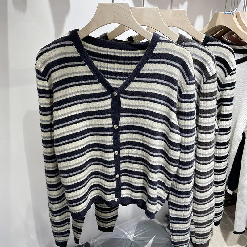 سترة نسائية جديدة لربيع وخريف 2025 متعددة الاستخدامات ذات شريط رفيع محبوك سترة نسائية طويلة فضفاضة على شكل حرف V سترة Jaet عصرية