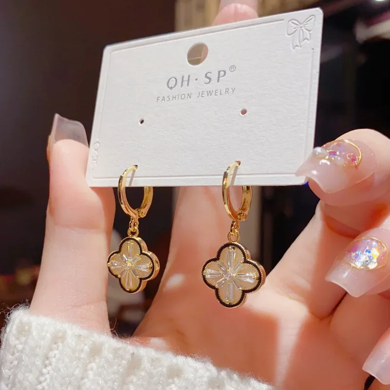 أقراط شخصية بأربع أوراق زهور للنساء ، مشبك للأذن ، مطعمة صغيرة ، عصرية ، رائعة ، خريفية وشتوية ، جديدة