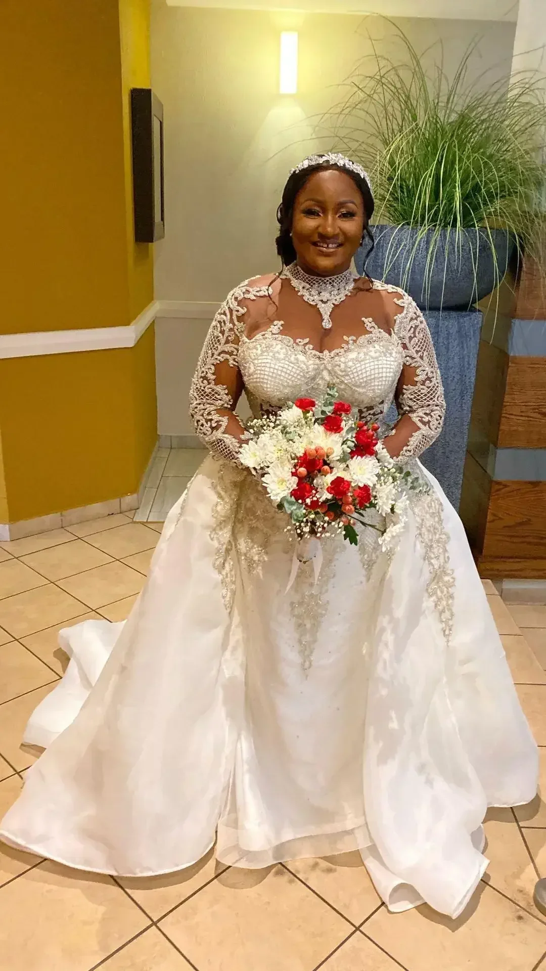 Op maat gemaakte grote maten jurken Hoge hals Illusie Top Lange mouwen Kant Appliqué Overrok Sweep Trein Organza Bruidsjurk