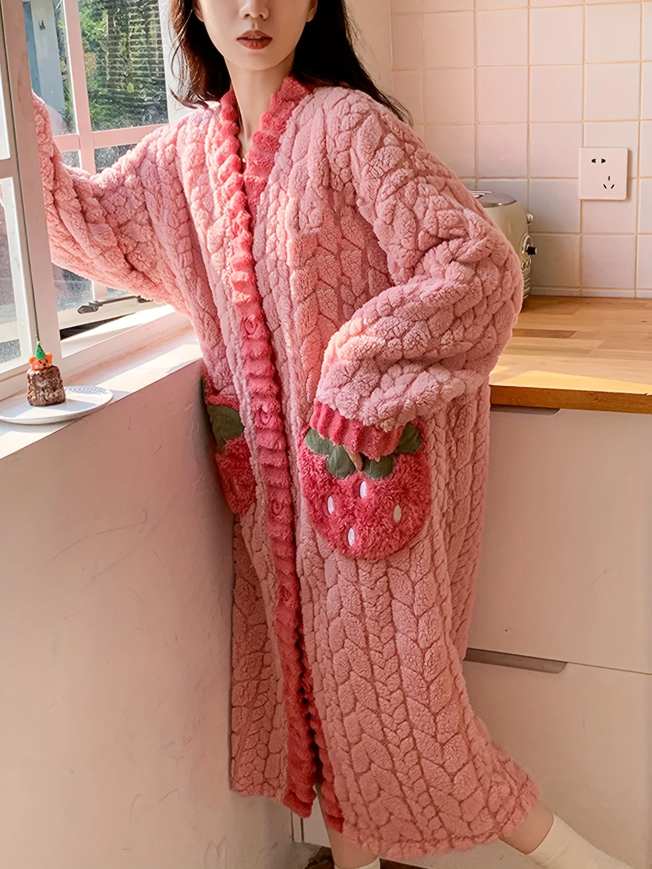 

Уютный халат на флисовой подкладке, V-образный вырез спереди и пуговицы с клубничными карманами. Идеальный теплый подарок для женщин!