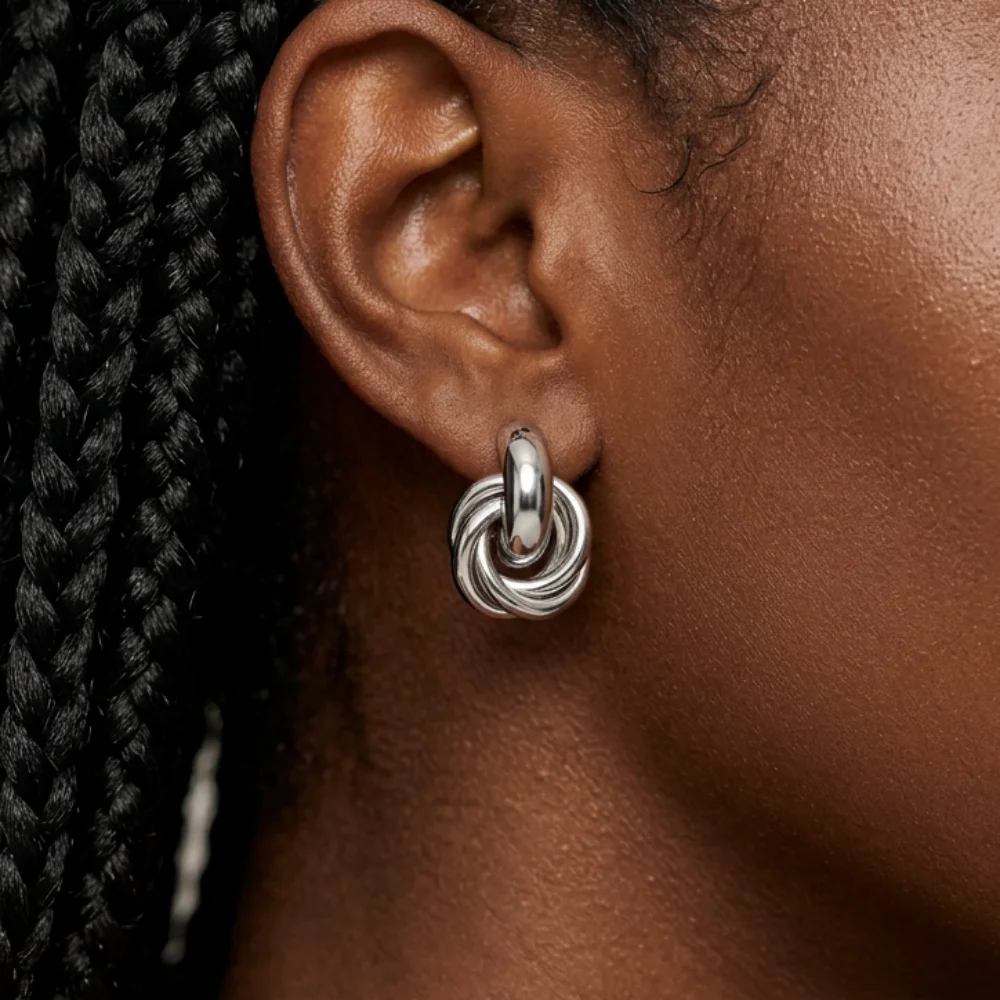 Twists Gold-Silberfarbene Knoten-Creolen im koreanischen Stil für Damen – Glänzende, trendige Ohrringe mit Schmetterlings-Ohrstecker für den Alltag – Detail 3