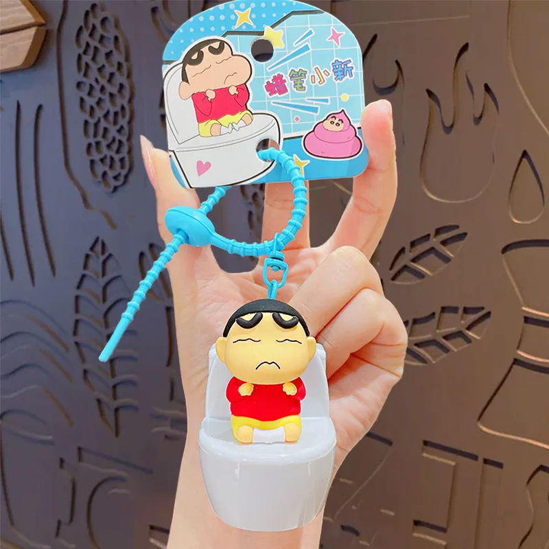 Crayon Shin-Chan การ์ตูนตลกเสียงเปิดใช้งานห้องน้ําพวงกุญแจกระเป๋าเป้สะพายหลังตุ๊กตาจี้พวงกุญแจเครื่องประดับวันหยุดของขวัญสําหรับหญิง