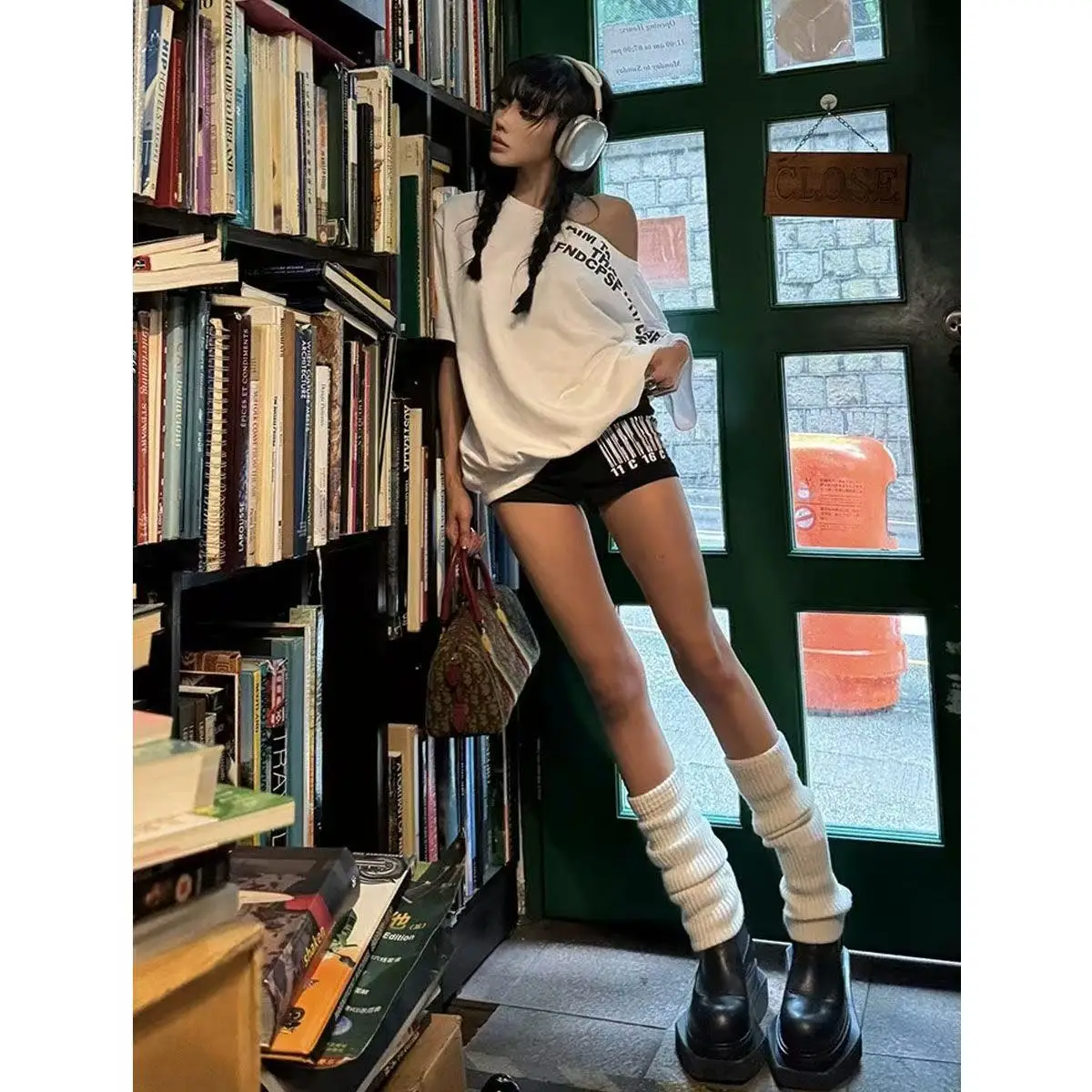 

Футболка Gagaok 2026 в американском стиле с асимметричным плечом, коротким рукавом, летняя, белая, с буквенным принтом, свободного кроя, нишевый дизайн, укороченный топ