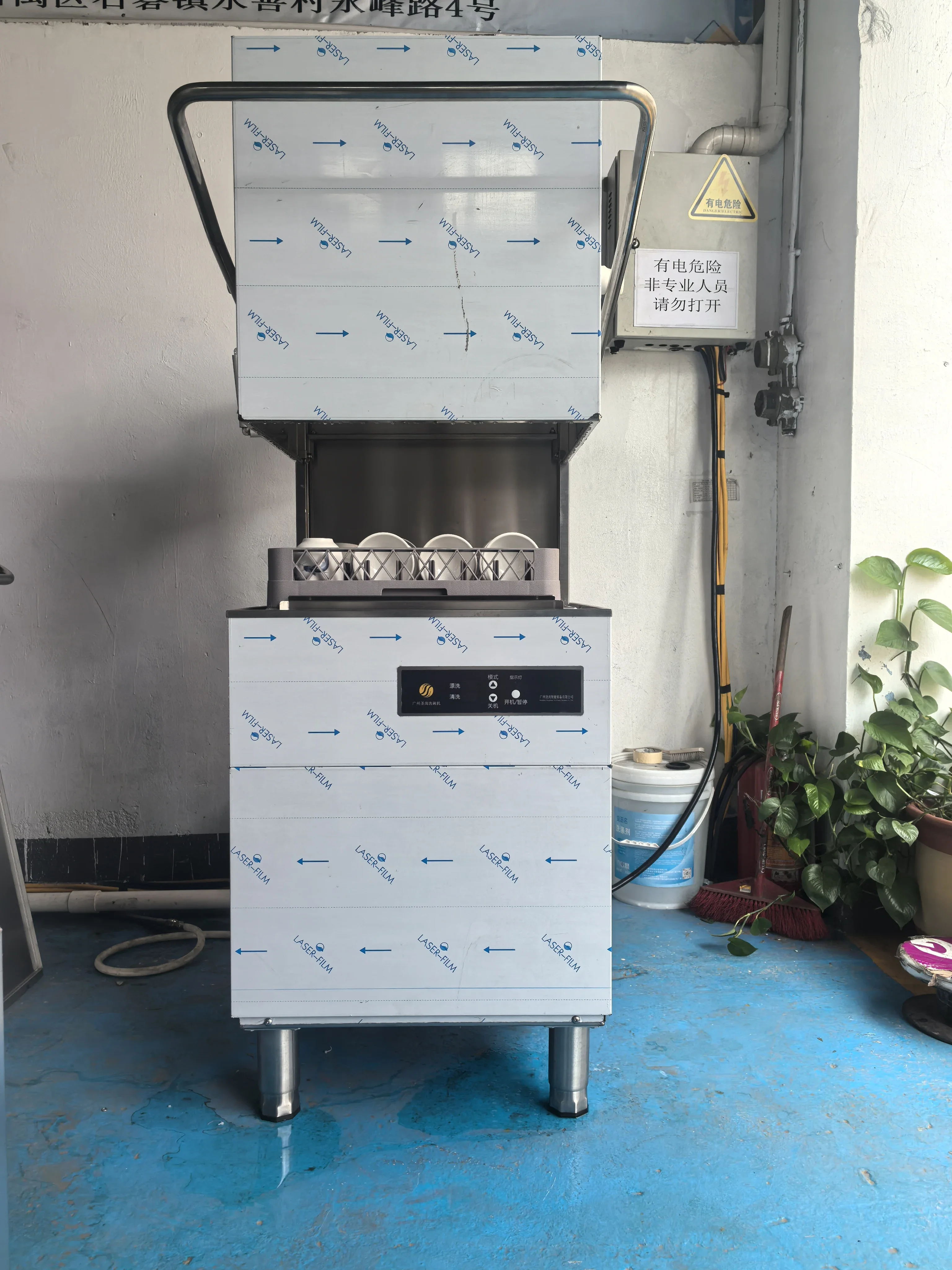 Шкаф для сушки и дезинфекции, ресторан, кухня, посуда, чистка посудомоечной машины