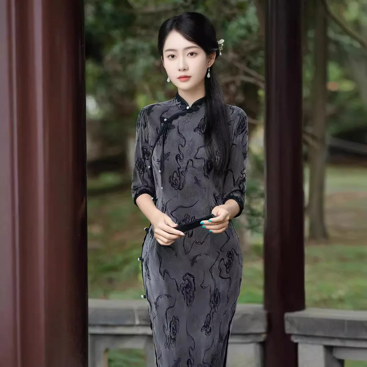 Cheongsam en velours amélioré pour les jeunes filles, style long, élégant et rétro, à la mode et haut de gamme, automne 2024