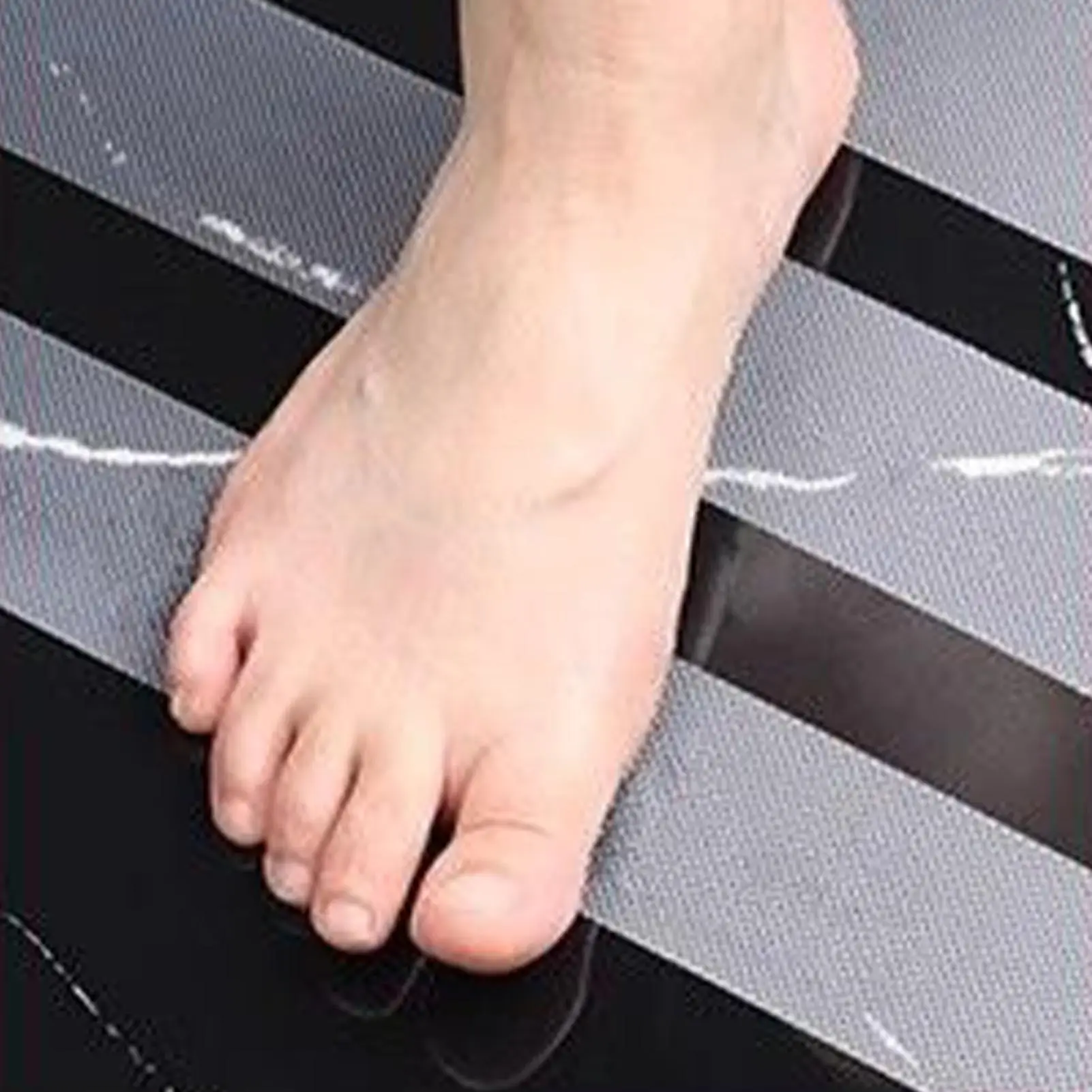 شريط شفاف مضاد للانزلاق مقاوم للماء، لاصق ذاتي آمن يوفر قبضة ممتازة مناسبة لأحواض الاستحمام والقوارب والسلالم #4