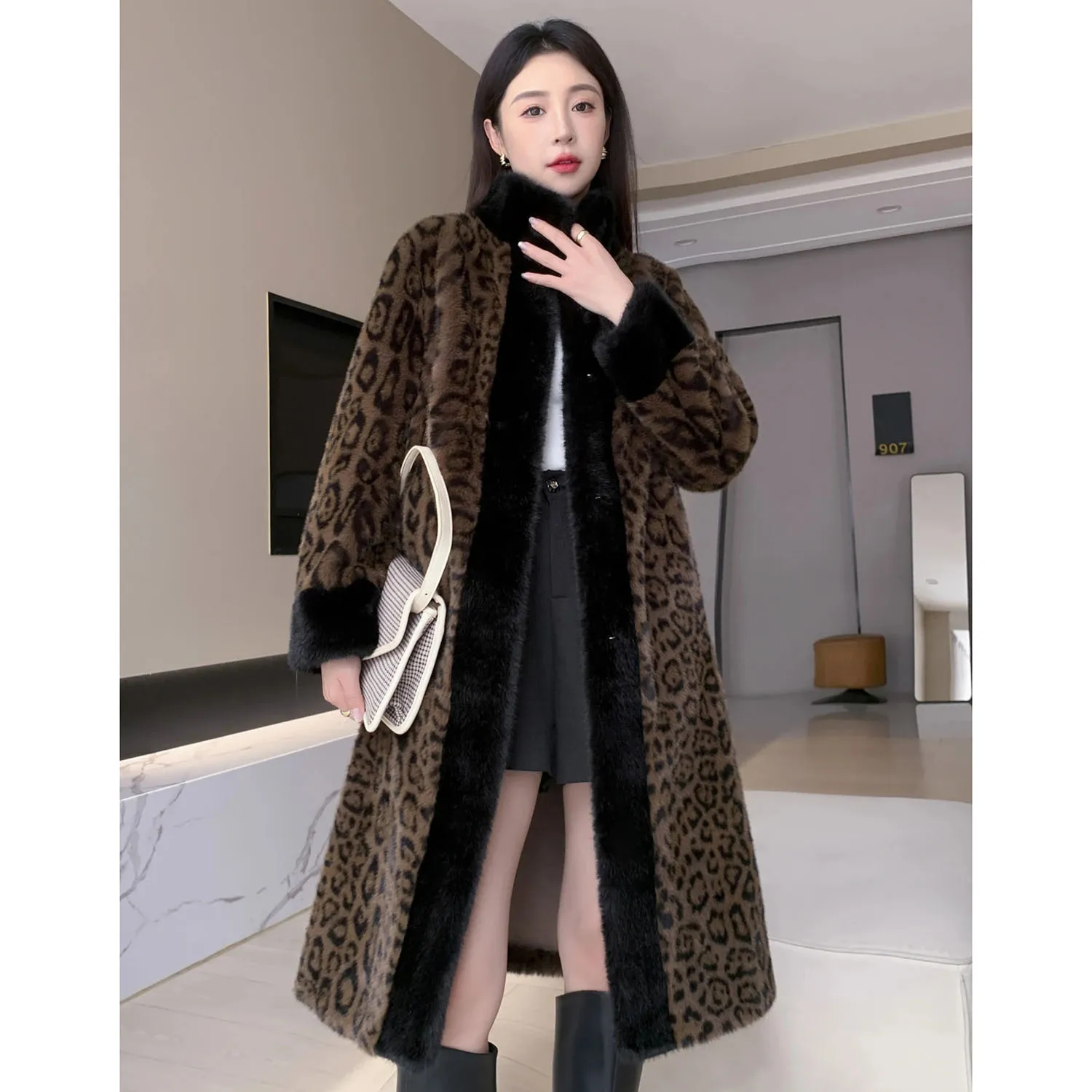 

2025 Autumn Winter New Long Leopard Fur Coat Women Thicken Warm Mink Fur Integrated Outwear Female High End Faux Fur Jackets