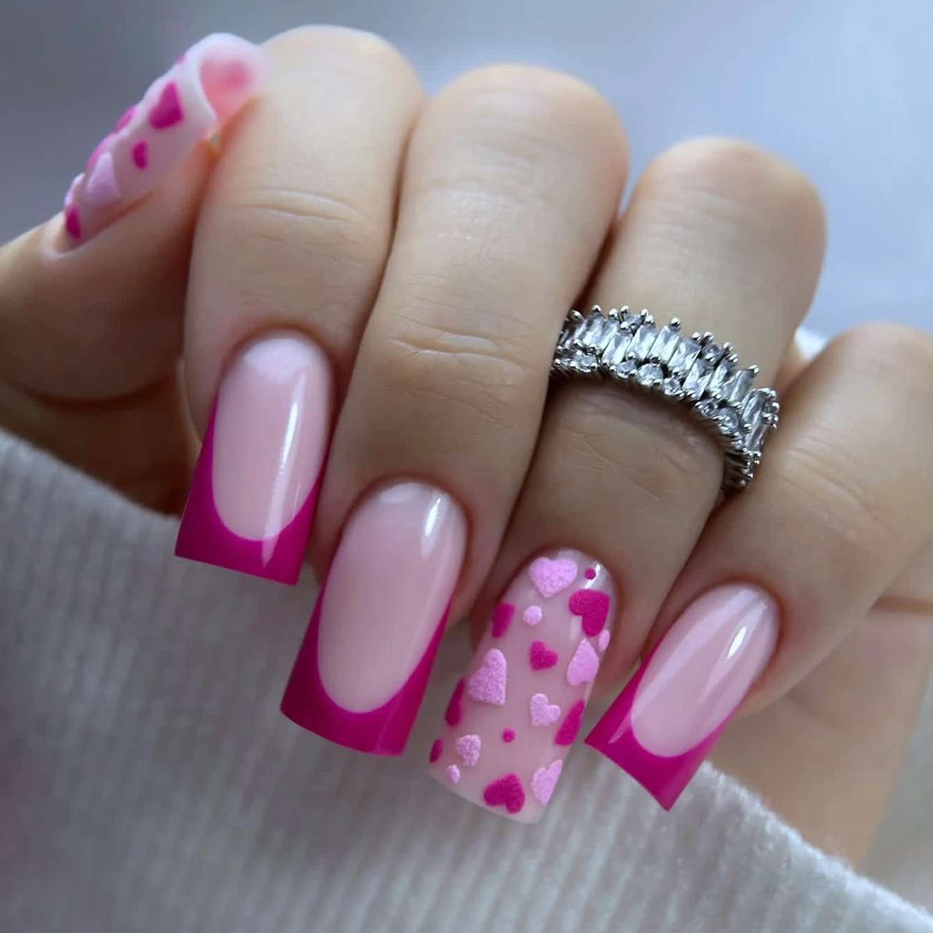 24-teiliges Künstliches Nagelset mit rosa französischem herzförmigem Design, 1-teiliges Nagelfeile- und 1-Nagelkleber-Aufkleber-Set für Nägel