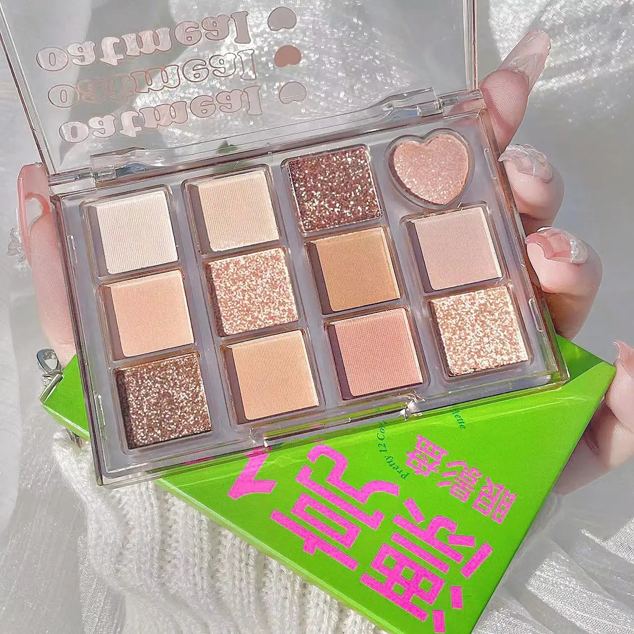 美しい12色のアイシャドウパレット、パールのような砕いたグリッター、マットミルクティー、アースカラーのスパンコール、細かい輝きのナチュラルアイシャドウ