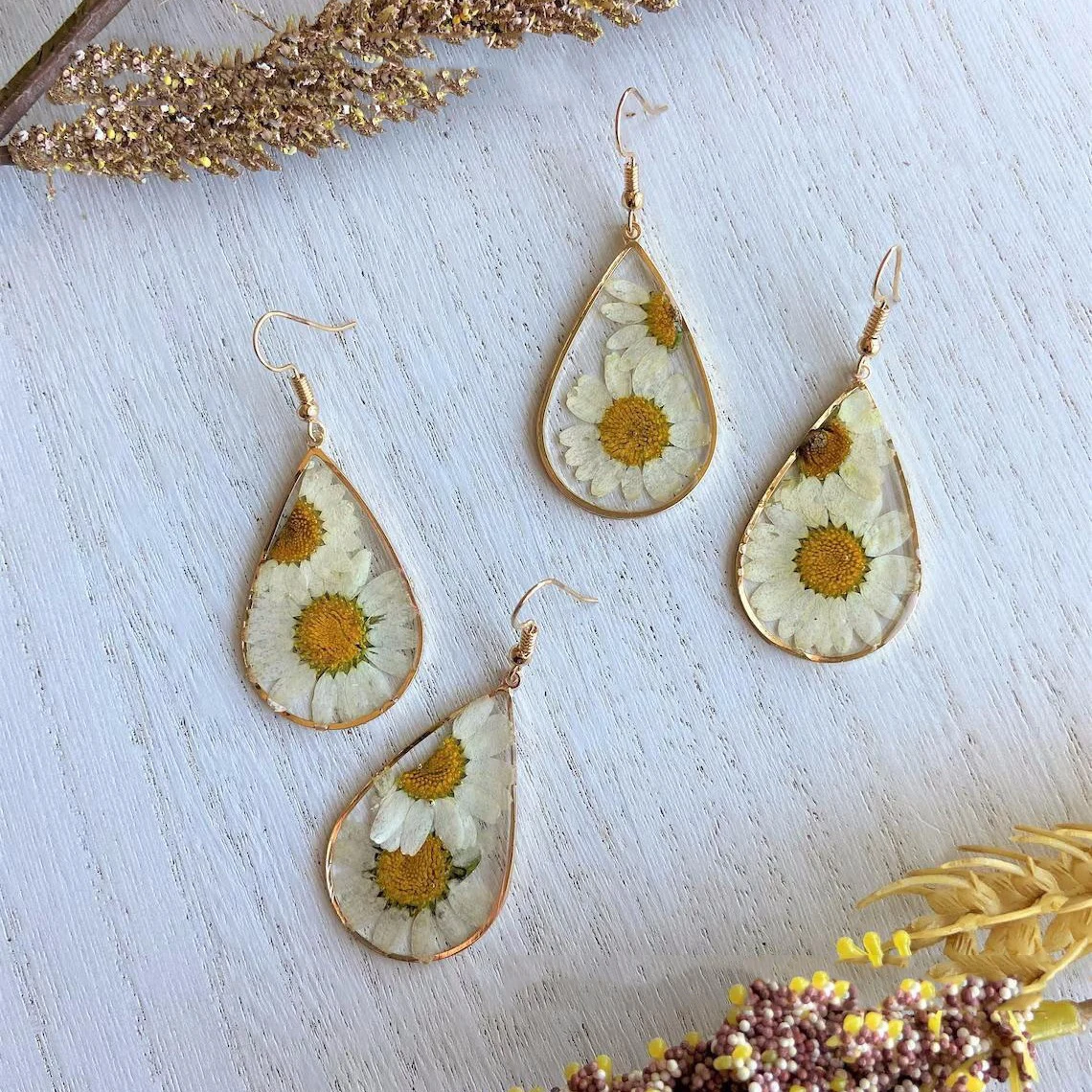 أقراط ديزي الطبيعية المضغوطة، مجوهرات بوهيميا، الشمس، القمر، العثة، النحاس، الأقحوان البيضاء، لطيف، نباتي، خطاف الأذن للنساء والفتيات، هدية