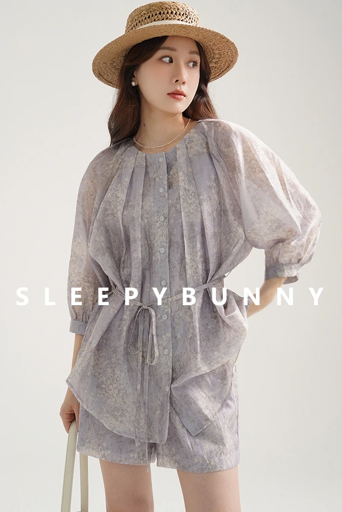 

Elegant Summer Two-Piece Set – Lantern Sleeve Printed Blouse with Tie-Waist and Matching Shorts for a Breezy and Chic Look