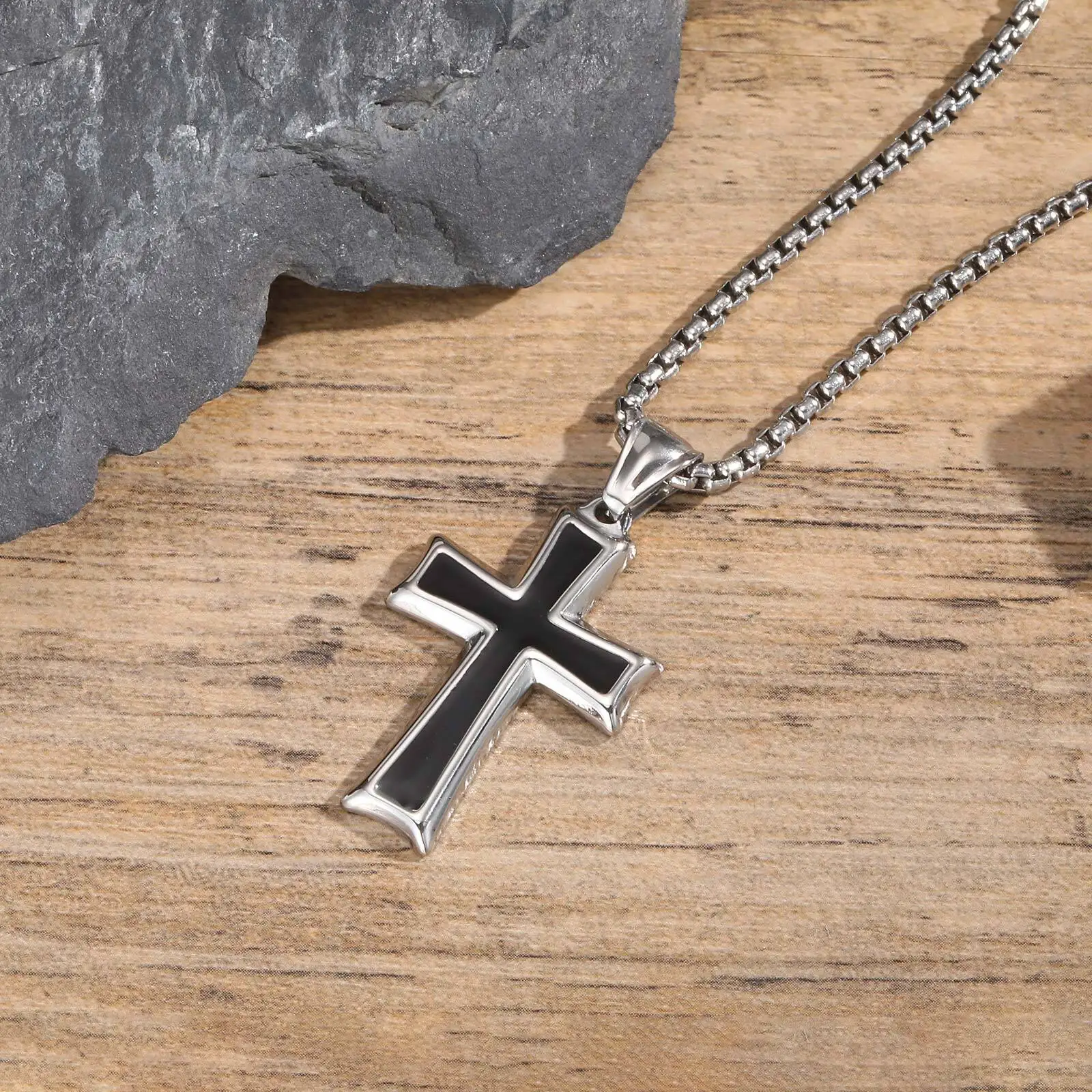 Edelstahl-Kreuz-Halskette für Männer, wasserdichte Halskette mit schwarzem Kleber-Anhänger, trendige, stilvolle Schmuckgeschenke – Detail 3