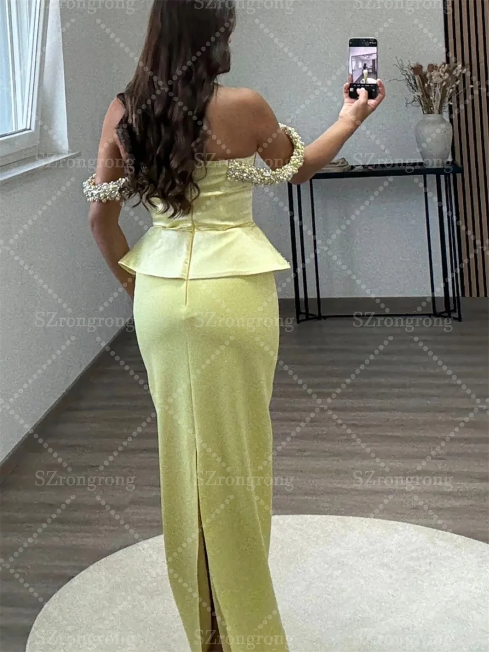 فستان حفلة موسيقية أصفر فاخر بدون أكتاف من الساتان مطرز بالخرز للحفلات المسائية غمد بدون ظهر بطول ماكسي مع فتحة خلفية