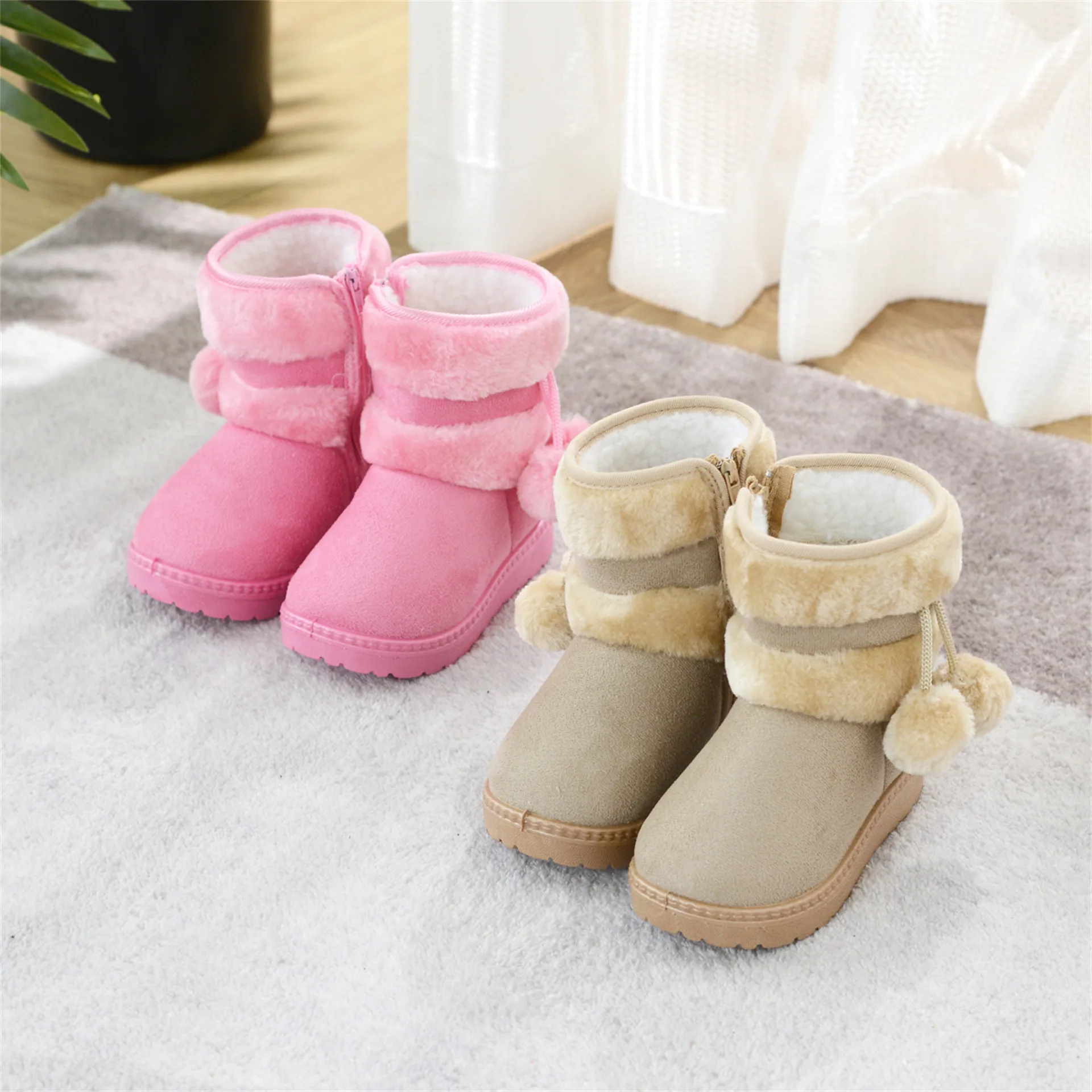 Neue Winterstiefel für Jungen und Mädchen, mit dicker Polsterung und Pompons, rutschfeste, weiche Wildleder- und Baumwollstiefel für Kinder, lässige, modische Stiefel für Babys und Teenager. – Detail 7