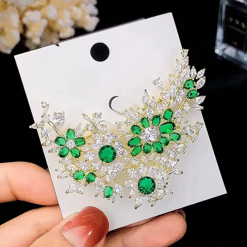 Brooches Ladies Luxury Created Emerald Cubic Zirconia Suit Coat Accessories Vintage Geometric Corsages Party Pins Fine Jewelry