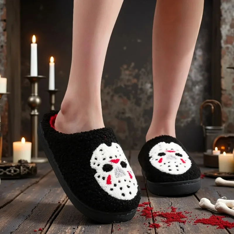 Un par de máscaras de terror negras para Halloween, patrón de calavera bordado de felpa, zapatillas de piel cómodas de suela gruesa para el hogar, cálidas y personalizadas