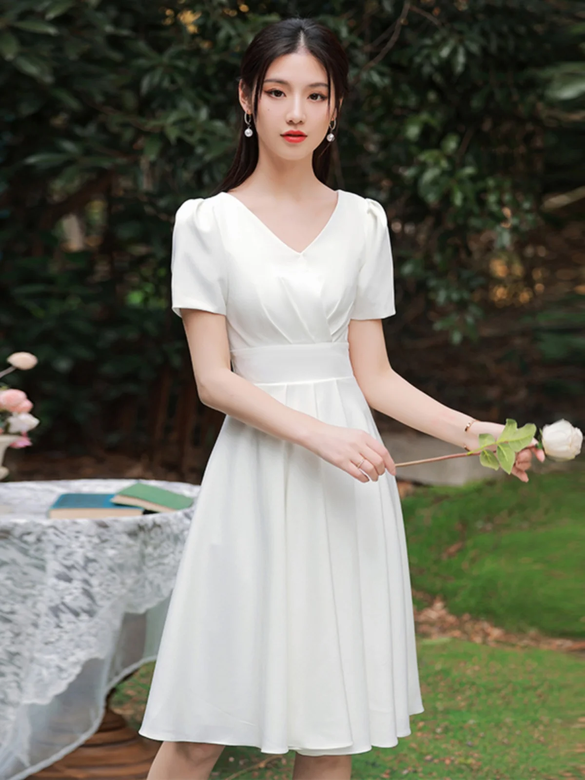 

Белое короткое свадебное платье для женщин, осенне-зимнее, модное, с V-образным вырезом, коротким рукавом, юбка А-силуэта, подходит для различных случаев.