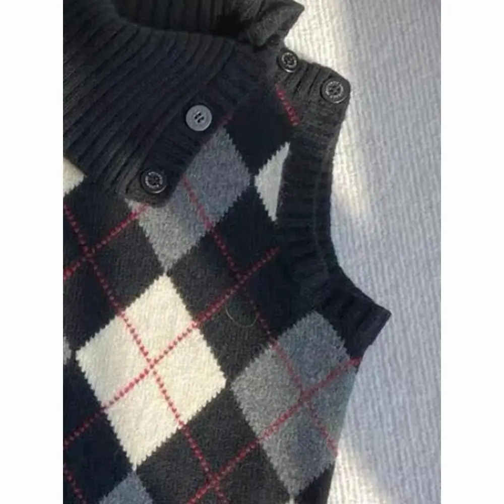 เสื้อกั๊กไหมพรมคอสูงครึ่งตัวสำหรับผู้หญิง สไตล์ใหม่ประจำฤดูใบไม้ร่วงและฤดูหนาวปี 2025 ลายสก็อต ดีไซน์กระชับสัดส่วน แขนกุด