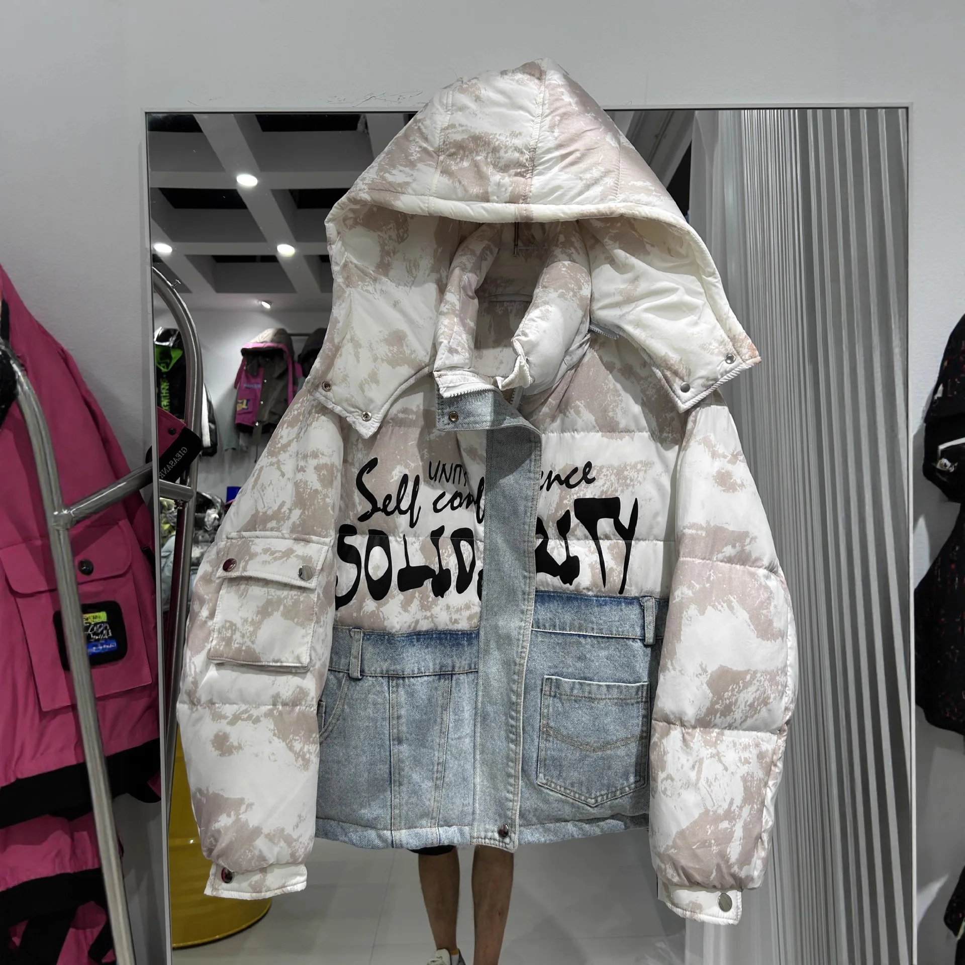 

Зимняя новинка: женская короткая куртка-пуховик с капюшоном, в стиле колор-блок, с воротником-стойкой, в иностранном стиле, из белого утиного пуха, для студентов