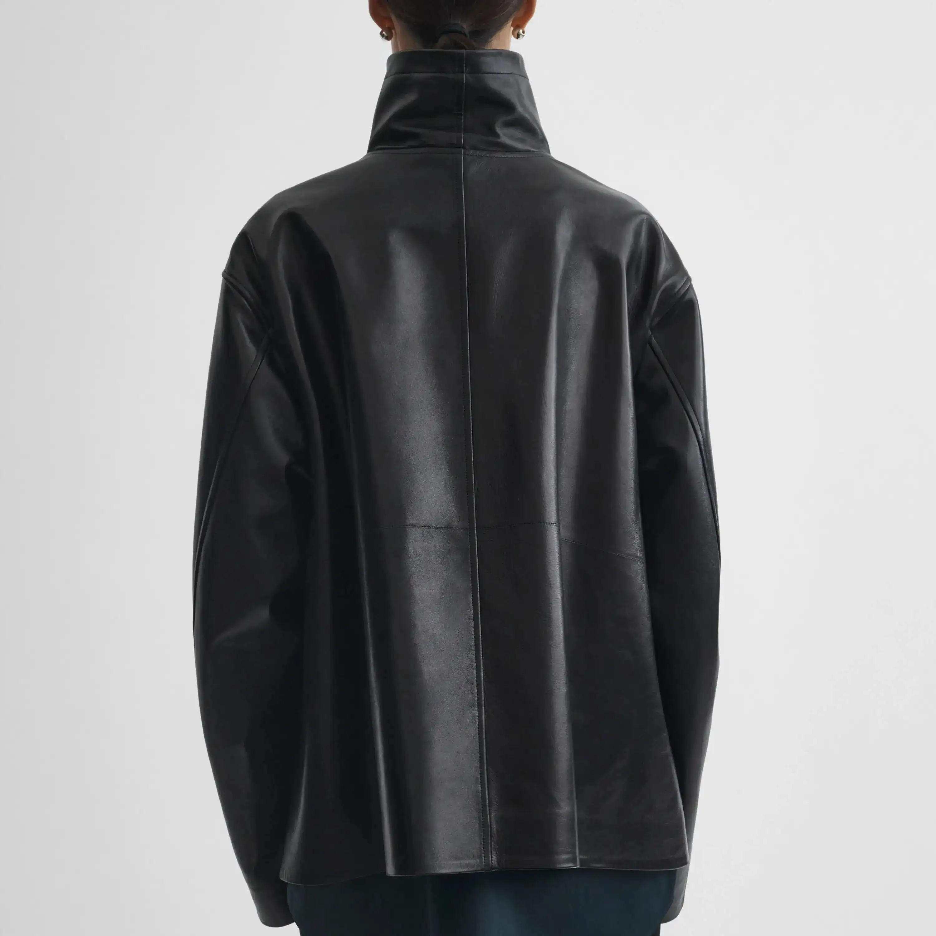 السترة النسائية الجديدة مصنوعة يدويًا من قبل مصمم كبار. سترة فيبي فيلو باللون الأسود