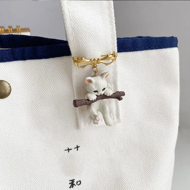 Cute Japanese Hugging Branch Kitten Cartoon Brooch Three-dimensional Brooches Badge for Women Clothes Bag Decoration