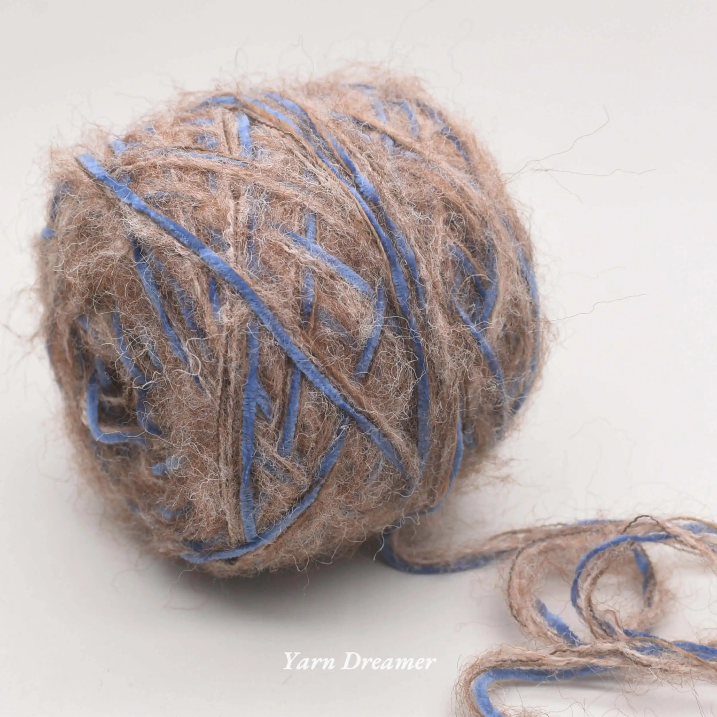 

Aesthetic Knitting Yarns Velvet Fluffy Yarn Chunky Acrylic Blended Wool Yarn for Knitting Brown Blue Multicolored Soft & Cozy