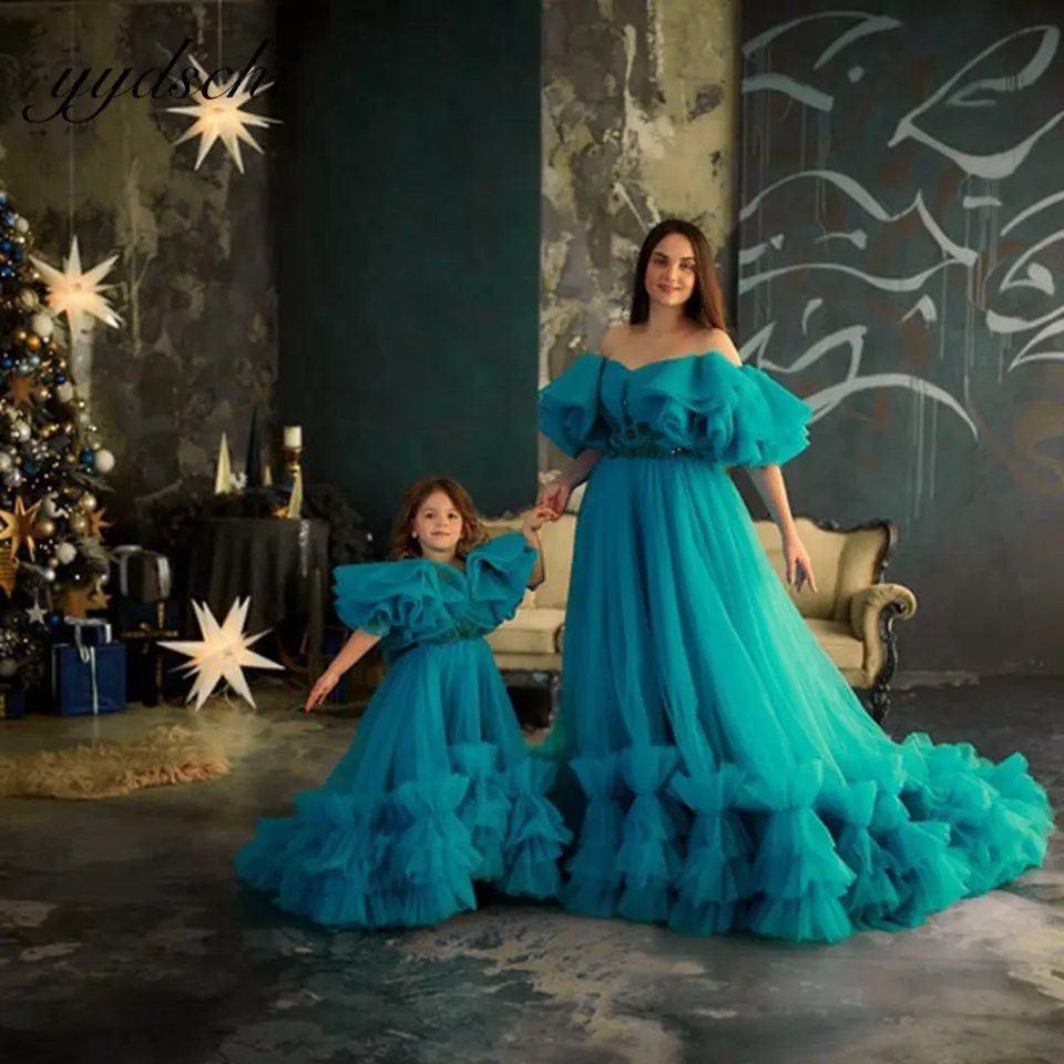 

New Design Gorgeous Mother And Daughter Matching Tulle Fluffy Dresses Ruffle With Train Off The Shoulder Evening Party Prom Gown