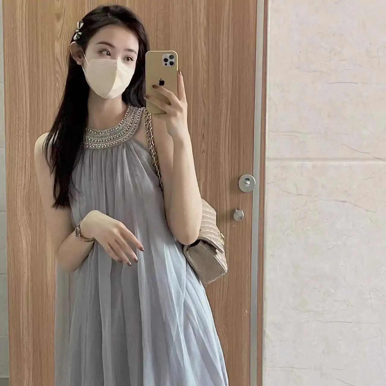 Vestido sem mangas elegante feito à mão com contas halter