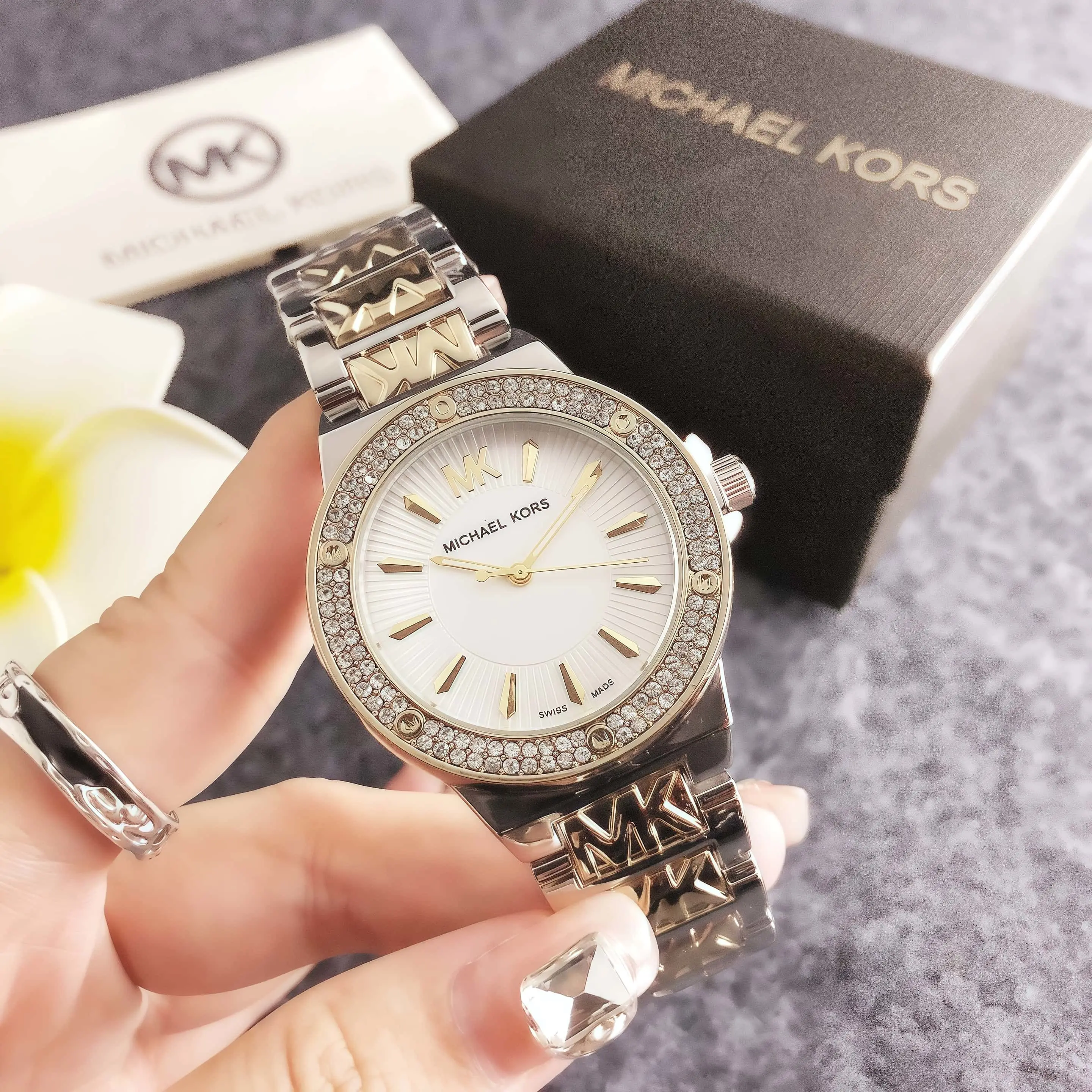 Brandneue Michael Kors Luxus-Damenuhr, zifferblatt mit Diamantakzenten, Quarzwerk, lässiger Business-Stil, Material aus Legierung.