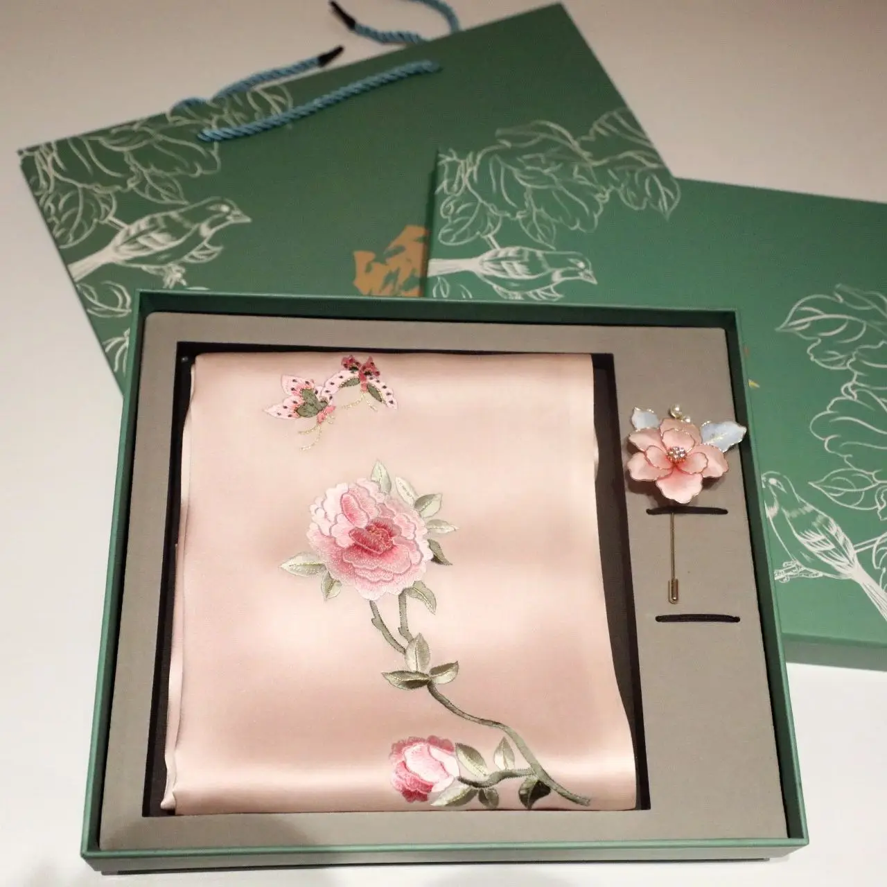 embroidery pure silk hand-embroidered scarf and velvet flower brooch set, scarf, intangible cultural heritage, business gift