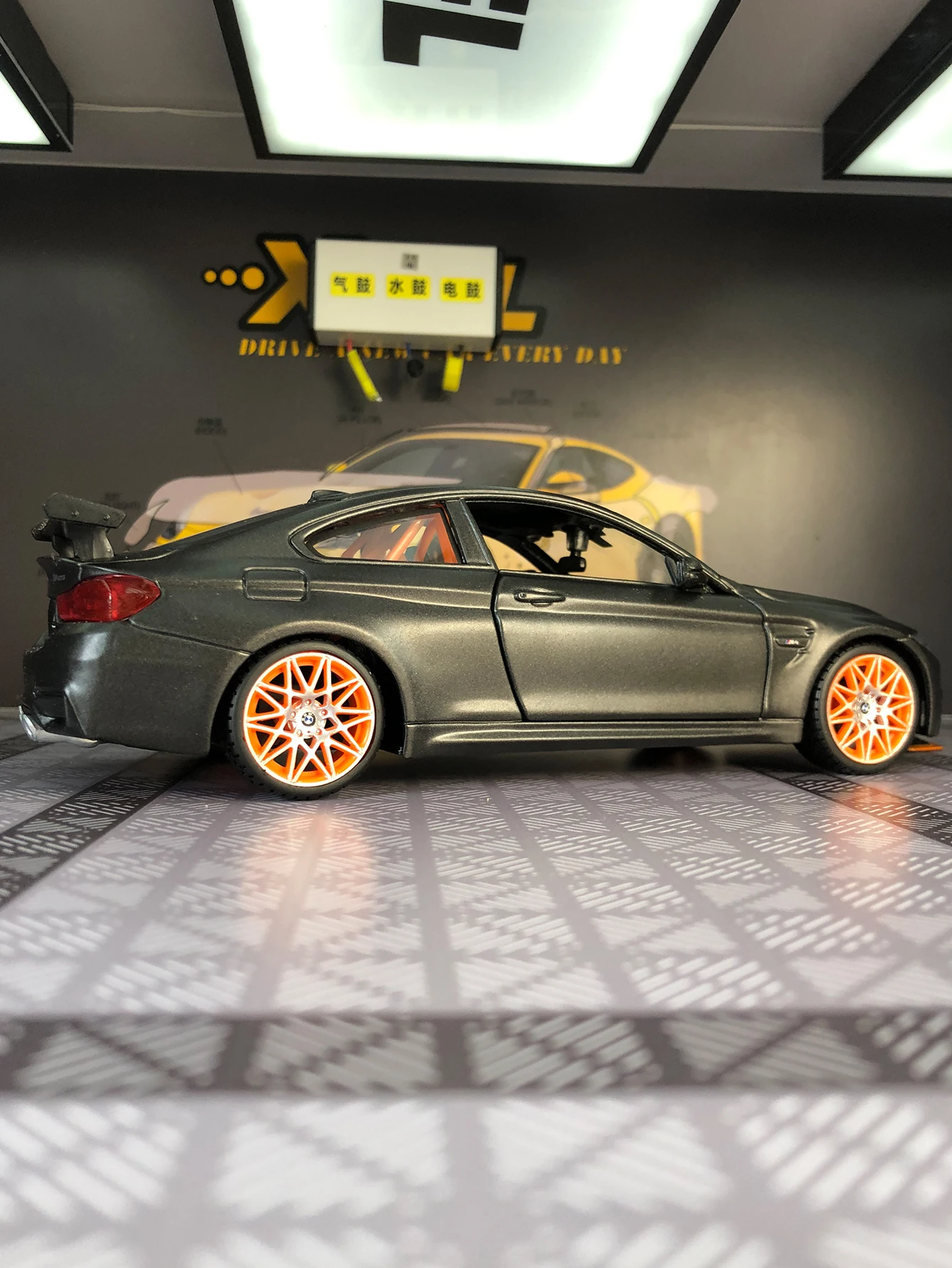 Maisto 1:24 simulação liga de zinco BMW M4 GTS modelo de carro, ornamento estático, carro de presente colecionável de metal