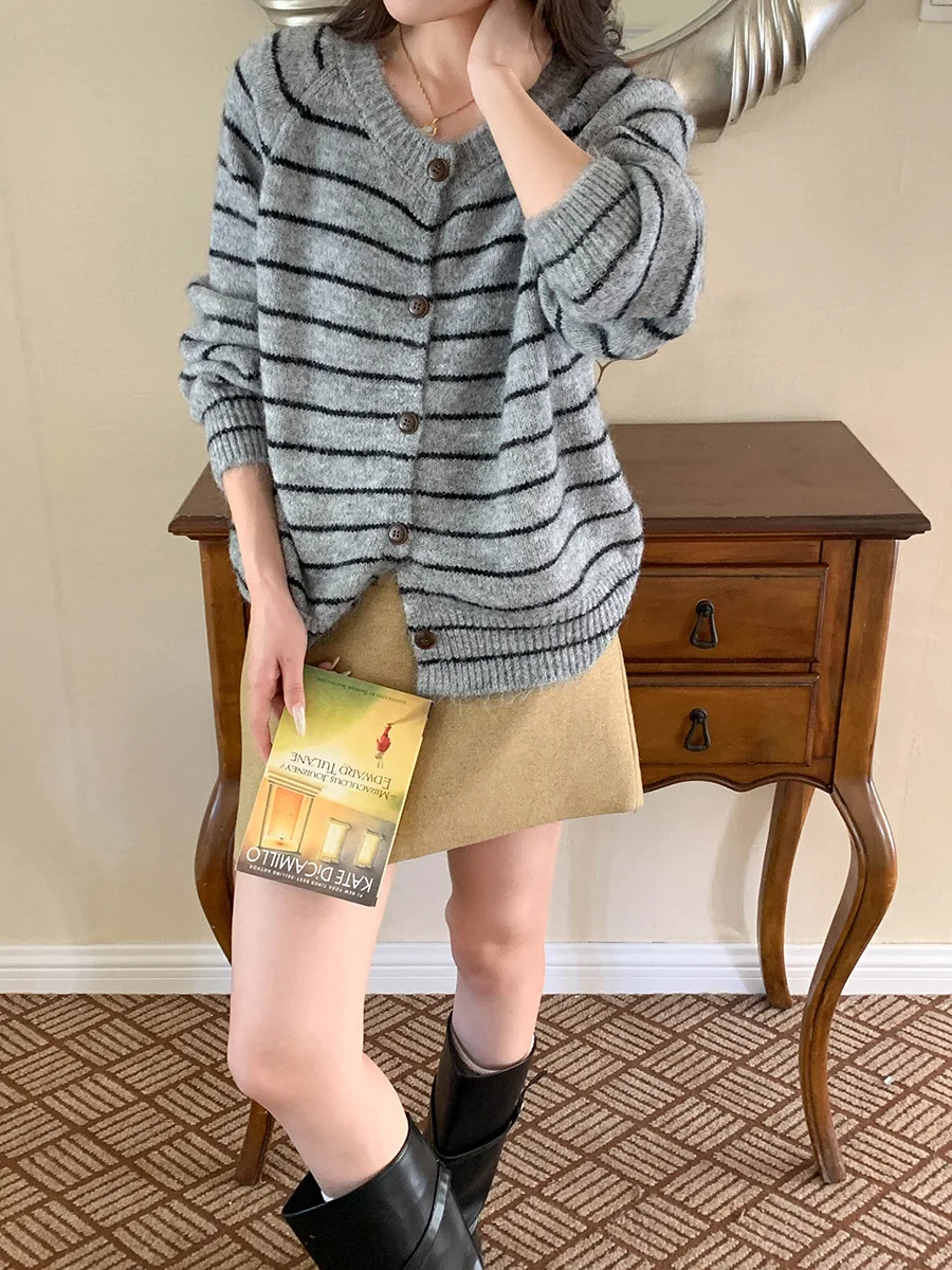 Kardigan Rajut Wanita Kasual Longgar Bergaris Lengan Panjang Model Baru Musim Gugur Nyaman Dipakai