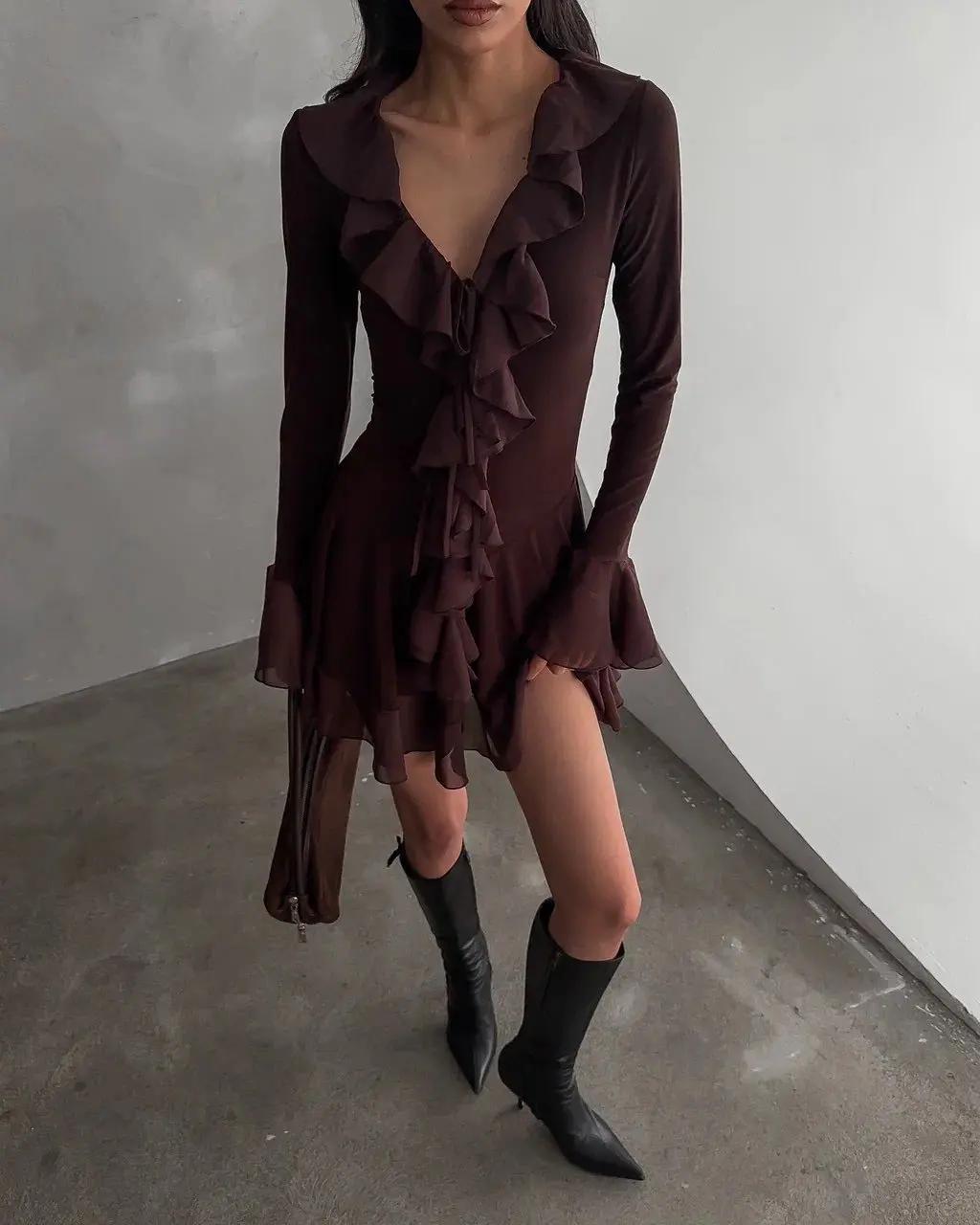 Damska brązowa lekka sukienka mini z szyfonu, dekolt w serek, falbanka z przodu, długie rozkloszowane rękawy, dopasowany krój A-line, sukienka na randkę/imprezę.