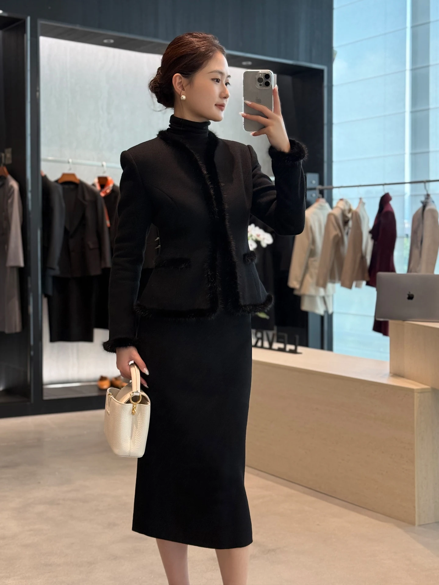 

Новый осенне-зимний костюм 2025: укороченный жакет из искусственного меха и юбка в стиле французского шика, комплект из двух предметов для делового гардероба.