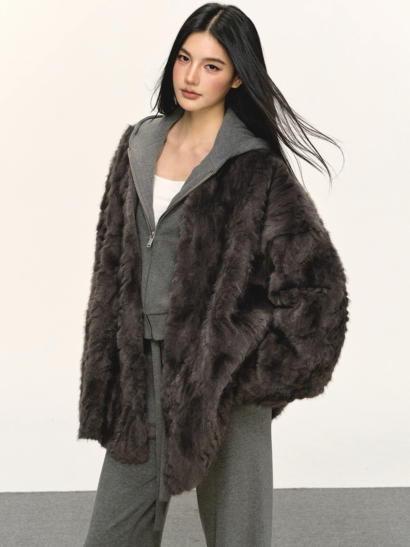 A high-quality faux wool eco-friendly fur coat for women in autumn and winter, with thickened and warm fur in one piece