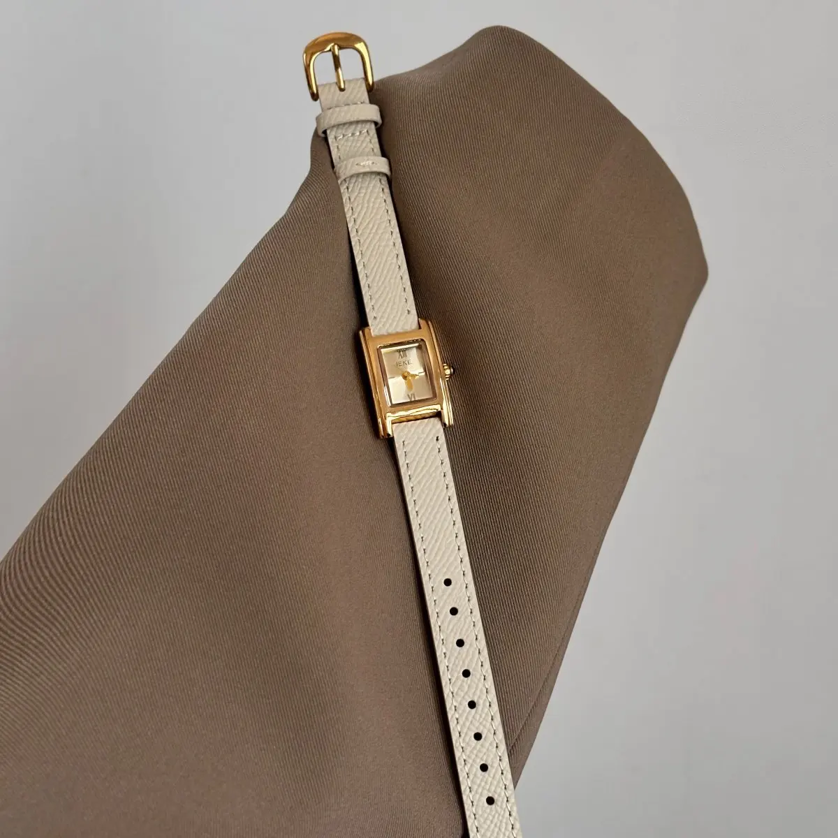 New Stylish And Elegant Women'S Casual Watch With A High-End Korean Design Featuring A Unique Chain Strap And Exquisite Details.