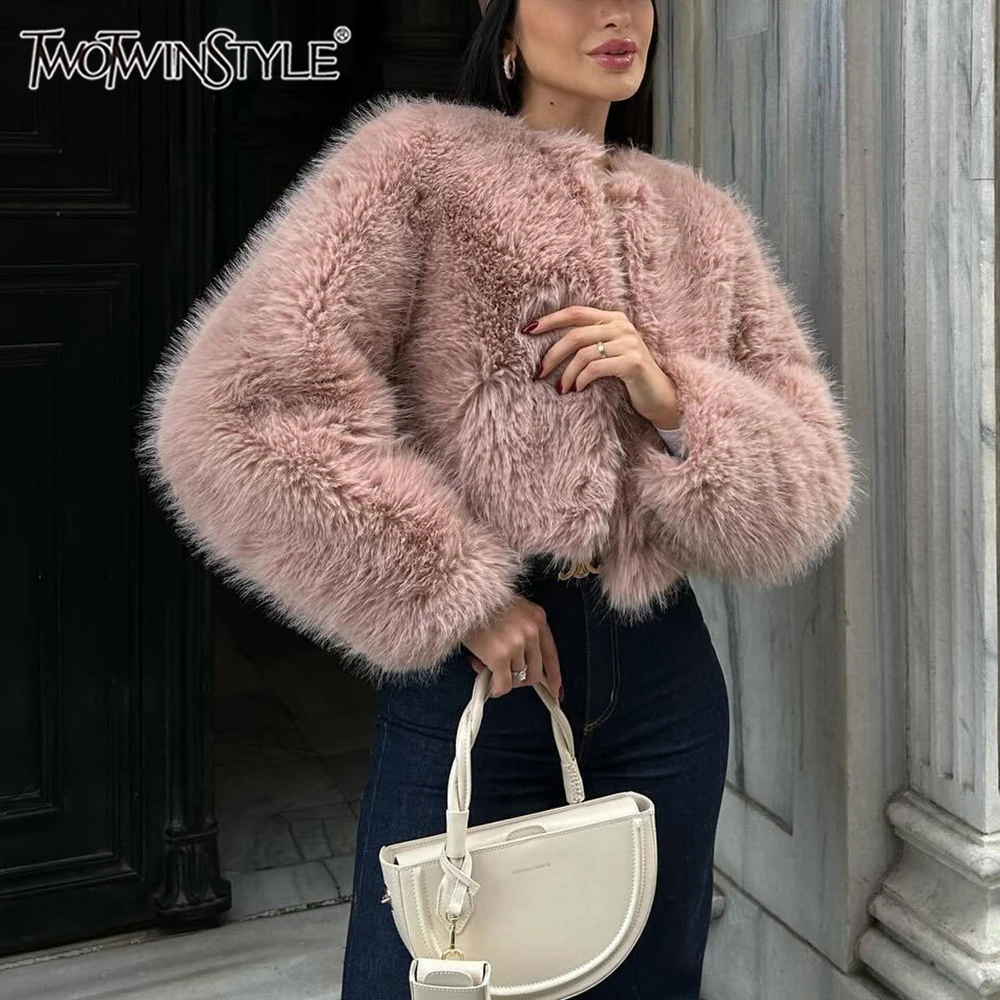 

TWOTWINSTYLE однотонные теплые шубы для женщин с круглым вырезом и длинными рукавами, темпераментные толстые короткие куртки, женская модная одежда, новинка