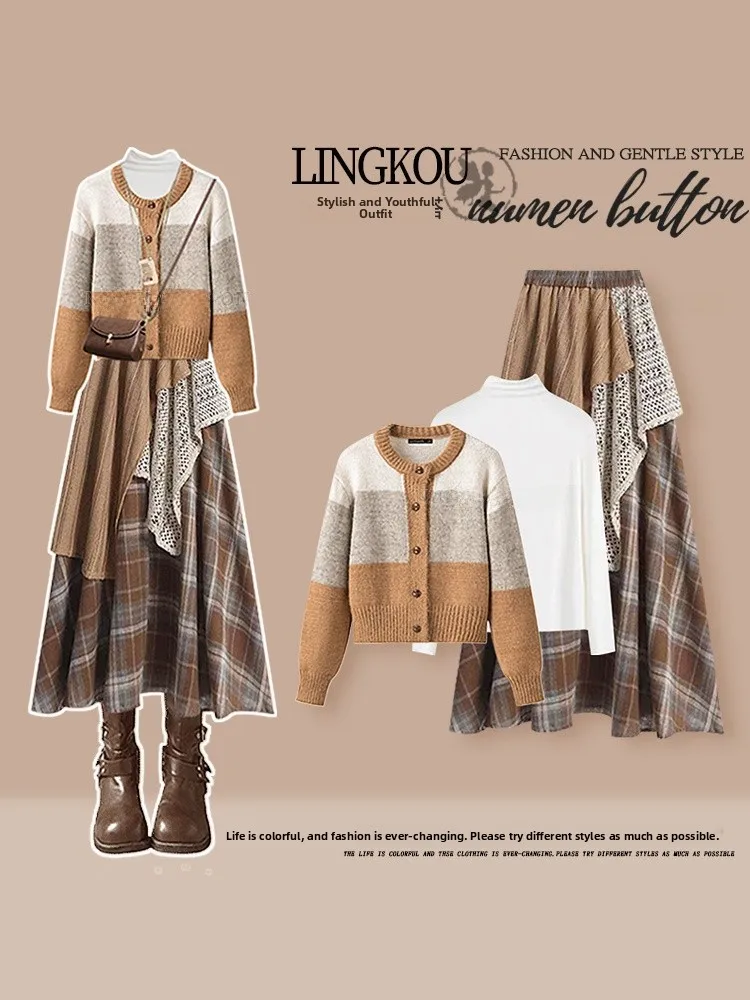 

Комплект из трех предметов: осенний свитер большого размера с цветовыми блоками и эффектом омоложения, базовая рубашка и клетчатая юбка с кружевом. Модный комплект.