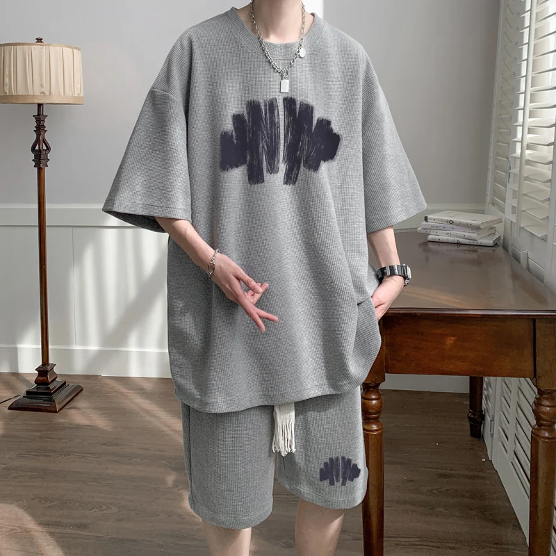 

Летний модный комплект для мальчиков-подростков: футболка с коротким рукавом, свободный крой, круглый вырез, принт с геометрическим узором, дышащий материал.